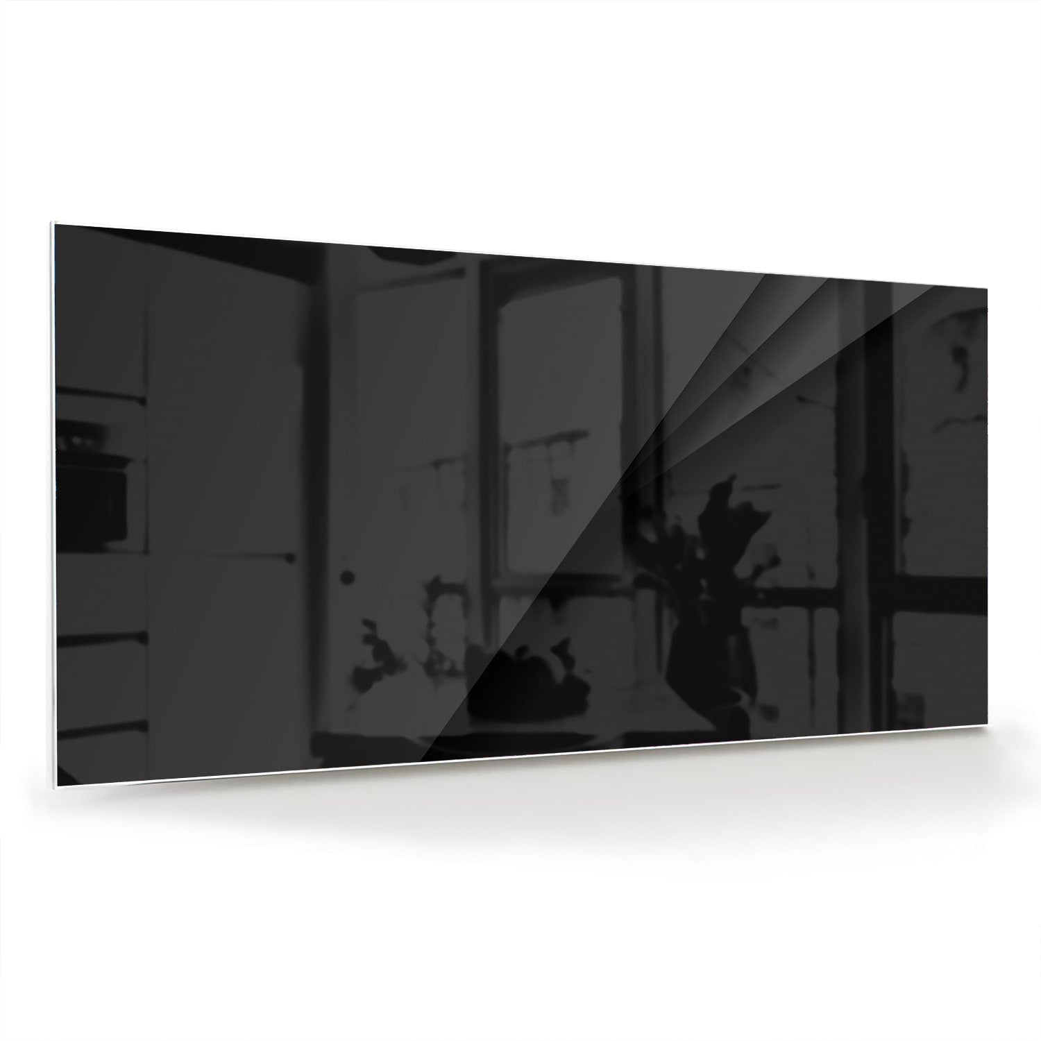 Zwart glazen schilderij aan een lichte muur in een modern interieur.