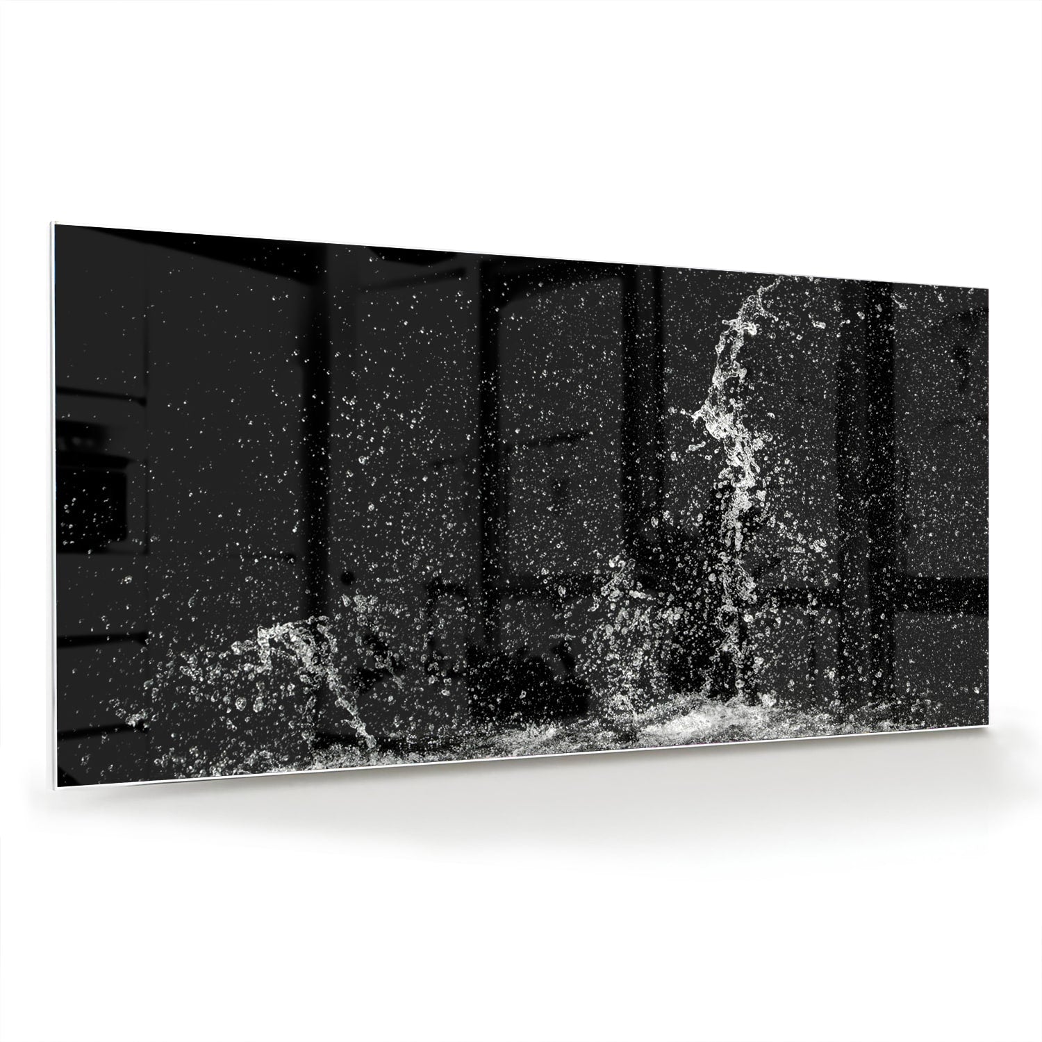 Zwart-wit glazen schilderij met een dynamisch spatwatereffect aan de muur.