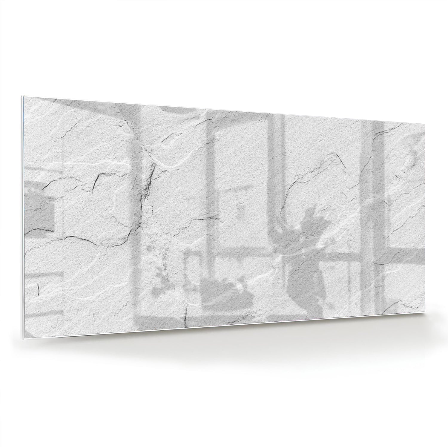 Minimalistisch glazen schilderij in grijstinten aan de muur boven een houten meubel.