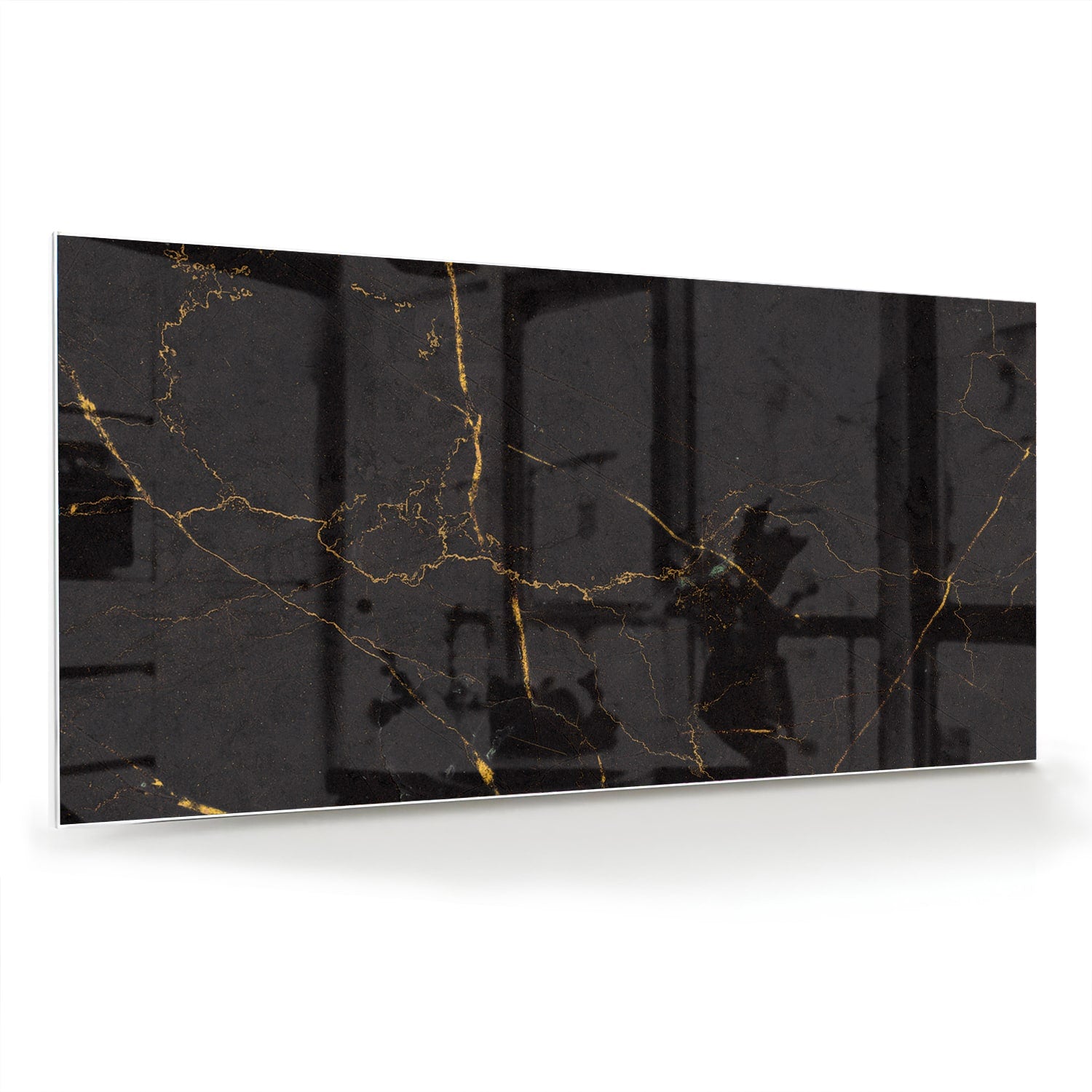 Zwart glazen schilderij met gouden lijnen aan de muur in een moderne woonkamer.