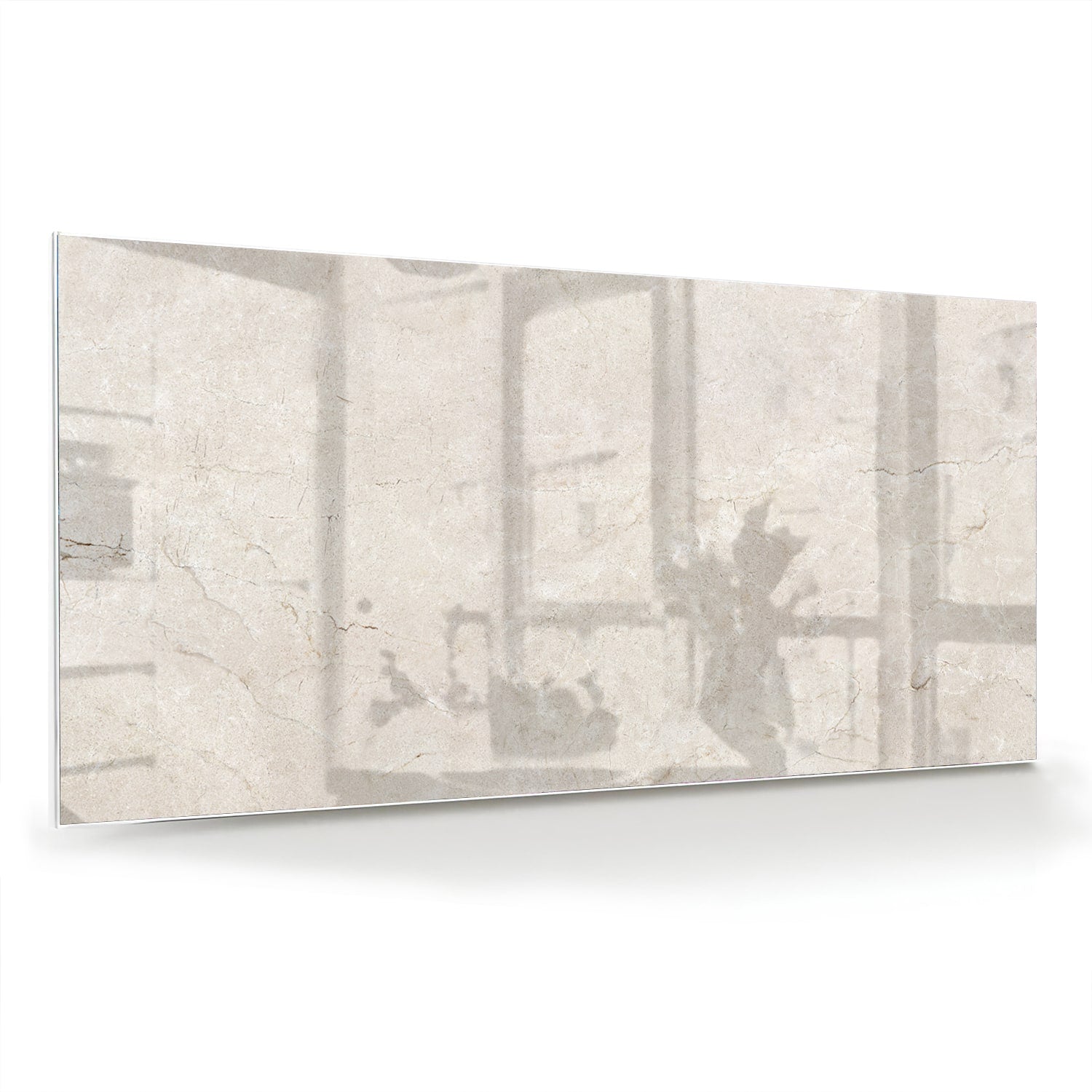 Elegant glazen schilderij met schaduwdetails aan een muur in een moderne woonkamer.