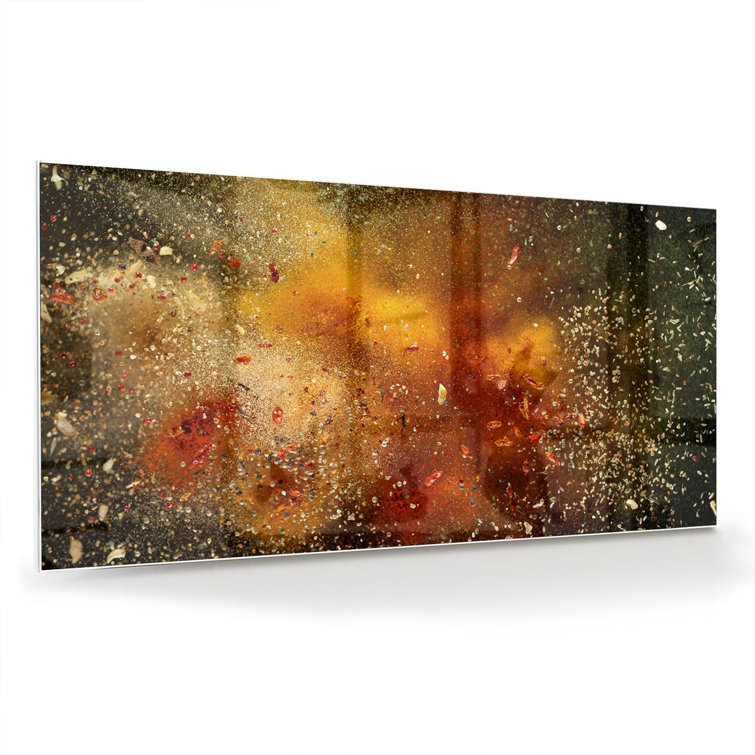 Abstract glazen schilderij met glinsterende warme kleuren in een moderne woonkamer.