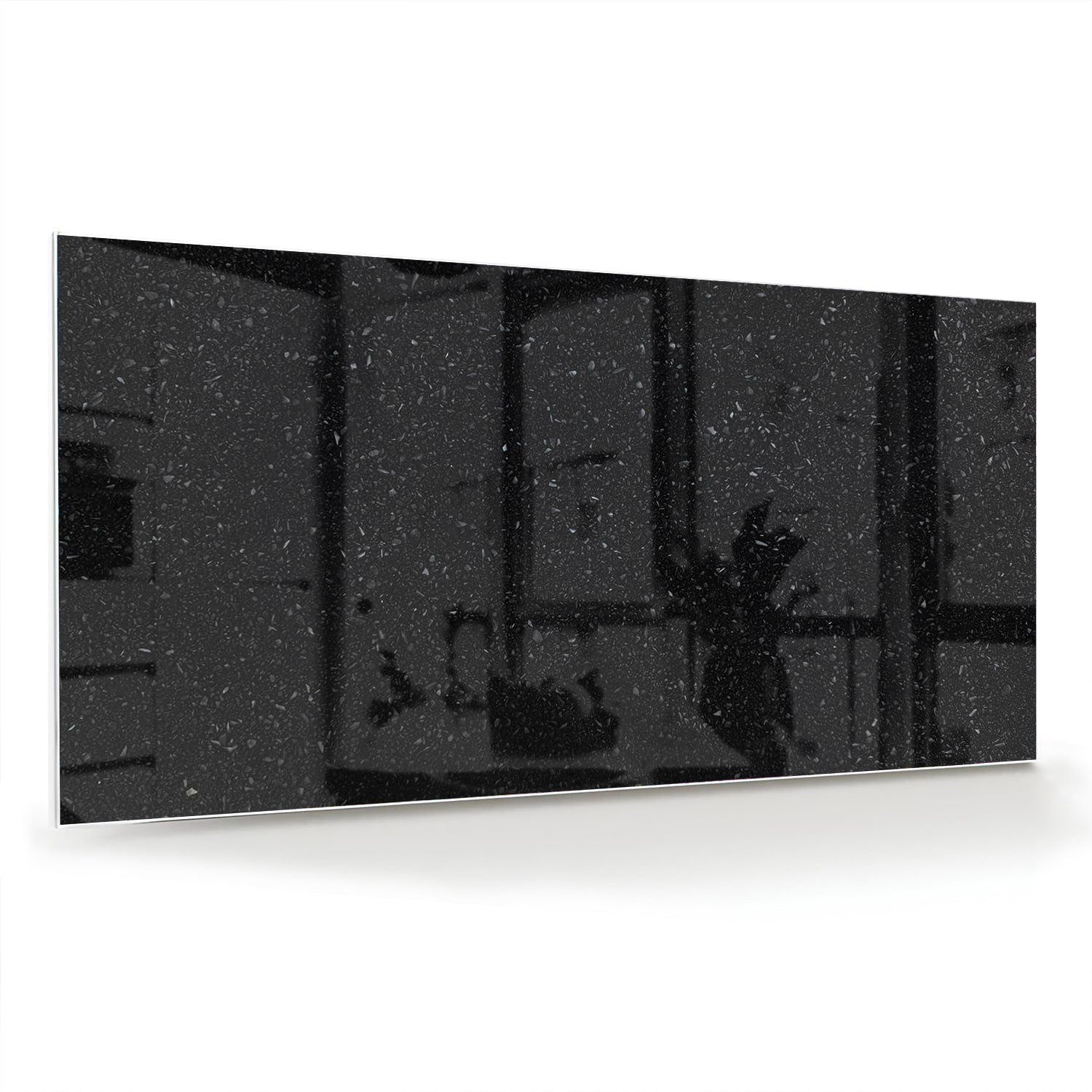 Glanzend zwart glazen schilderij aan een lichte muur naast een houten kast.