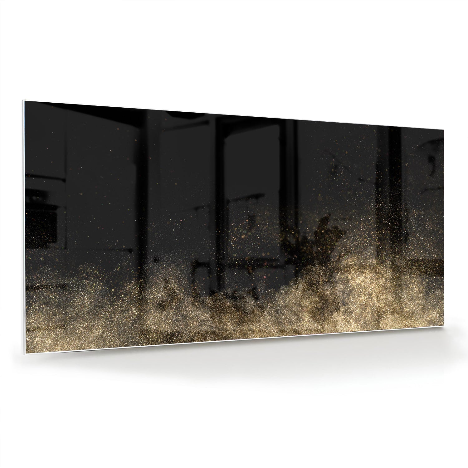 Glazen schilderij met zwarte achtergrond en gouden accenten aan de muur