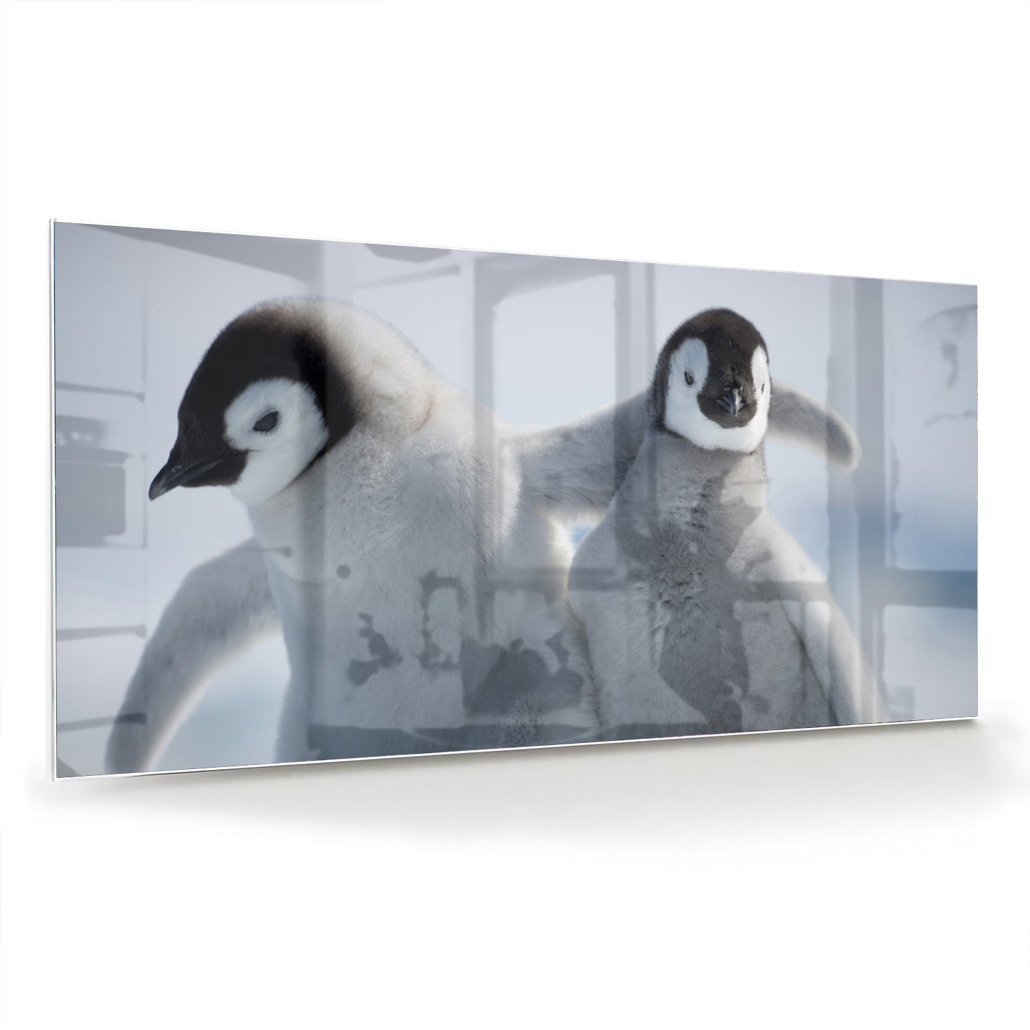 Glazen schilderij van twee pinguns in een winterlandschap.