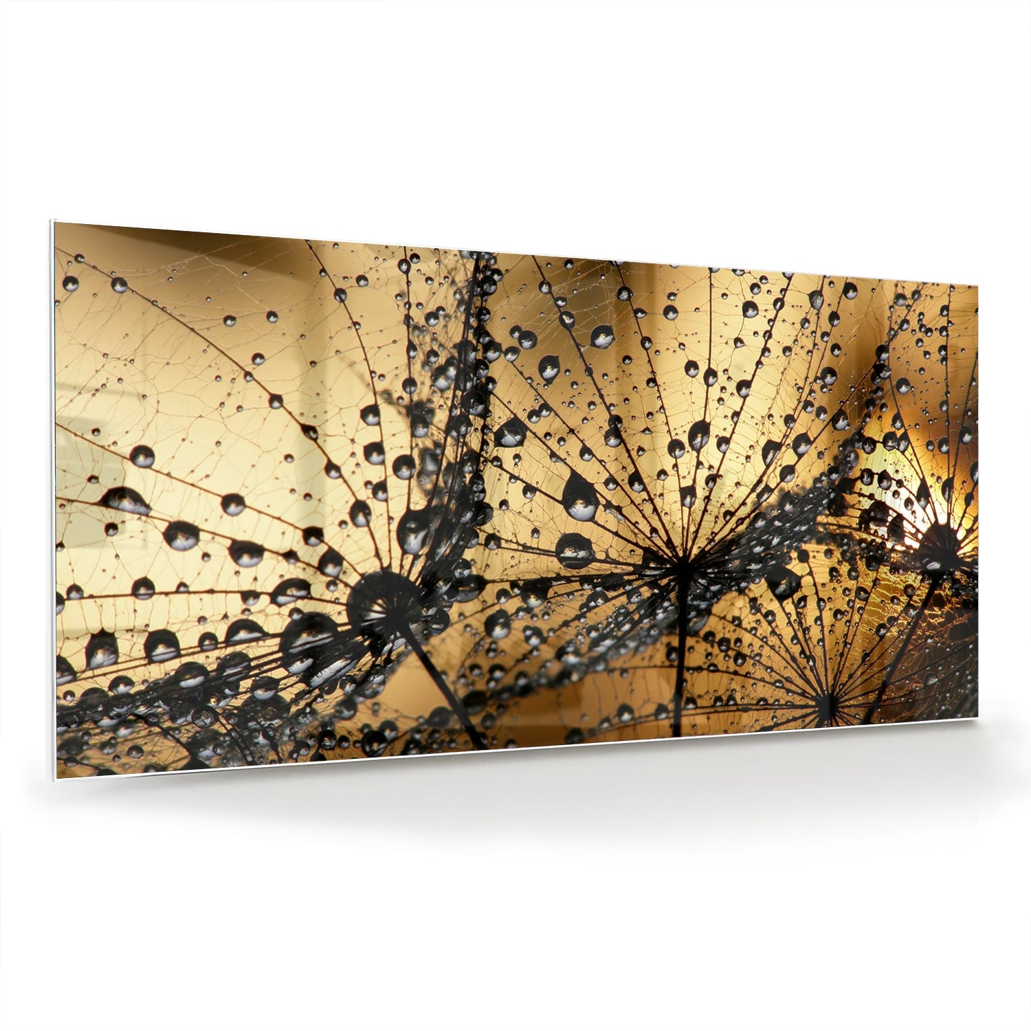 Glazen schilderij met gouden waterdruppels op een lichte muur.