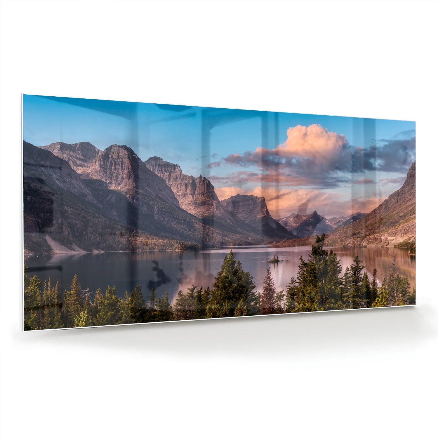 Glazen schilderij van bergen bij zonsopgang in een lichte woonkamer.