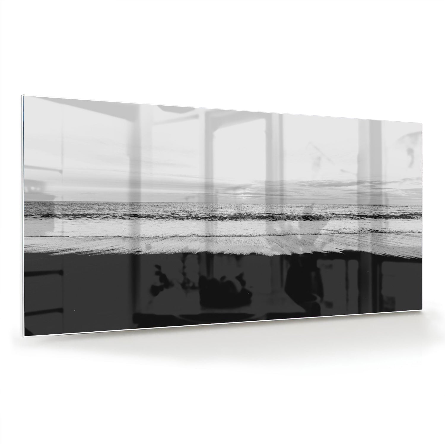 Minimalistisch zwart-wit glazen schilderij aan de muur in een modern interieur.