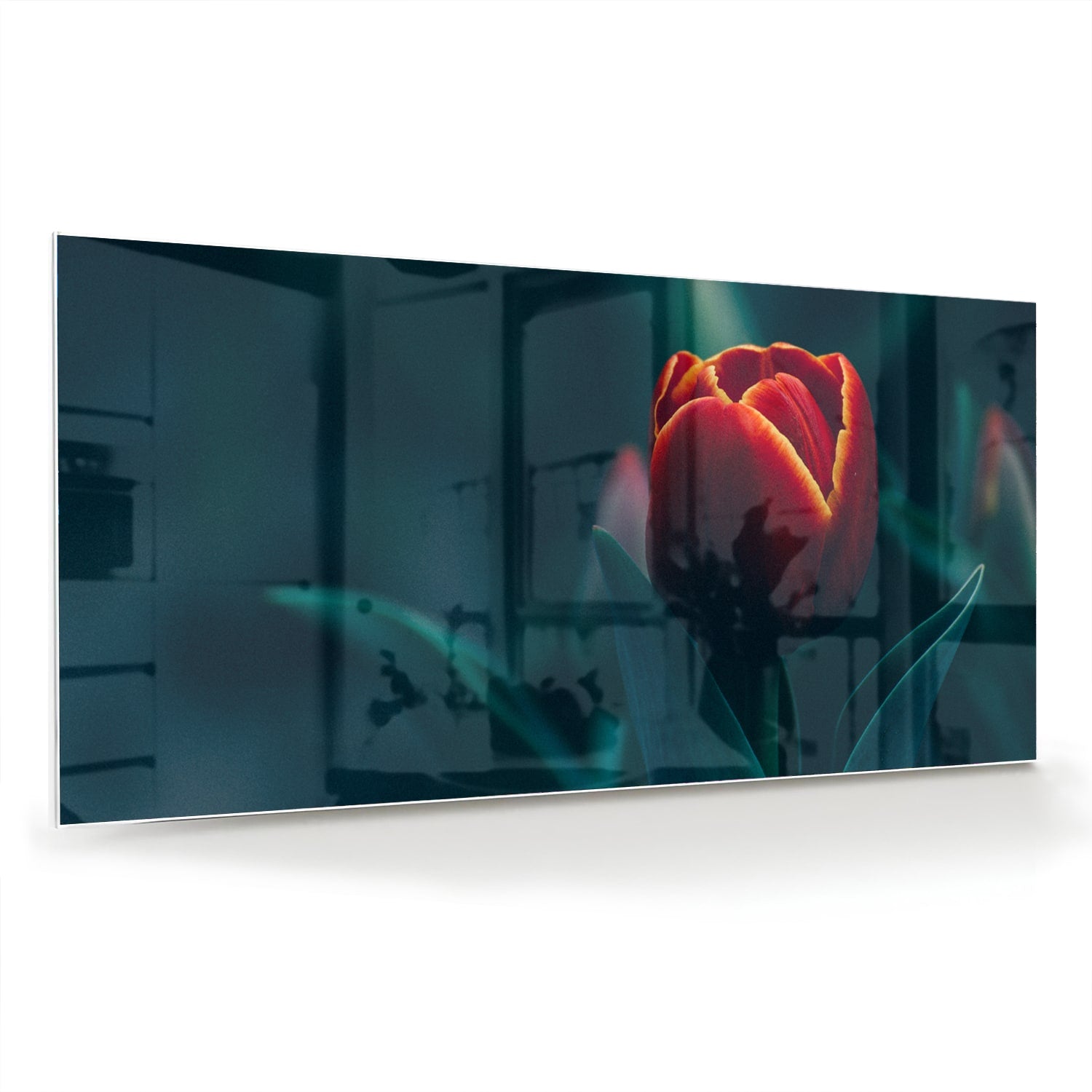 Glas schilderij van een rode tulp aan de muur in een modern interieur
