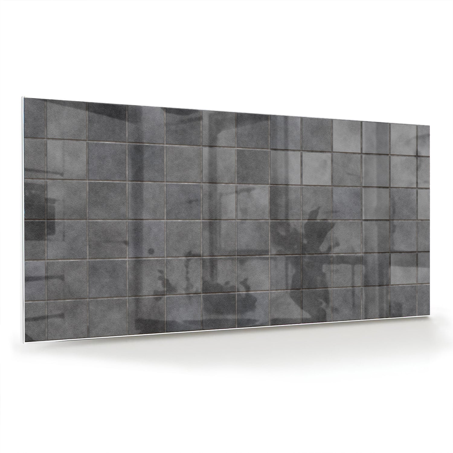 Modern glazen schilderij in grijstinten aan de muur boven een houten kast