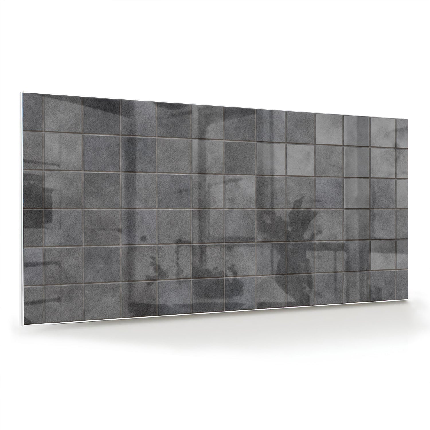 Modern glazen schilderij in grijstinten aan de muur boven een houten kast