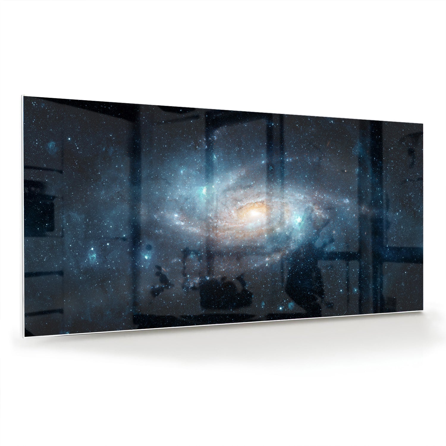 Glazen schilderij van een sterrenstelsel aan de muur in een moderne woonkamer.
