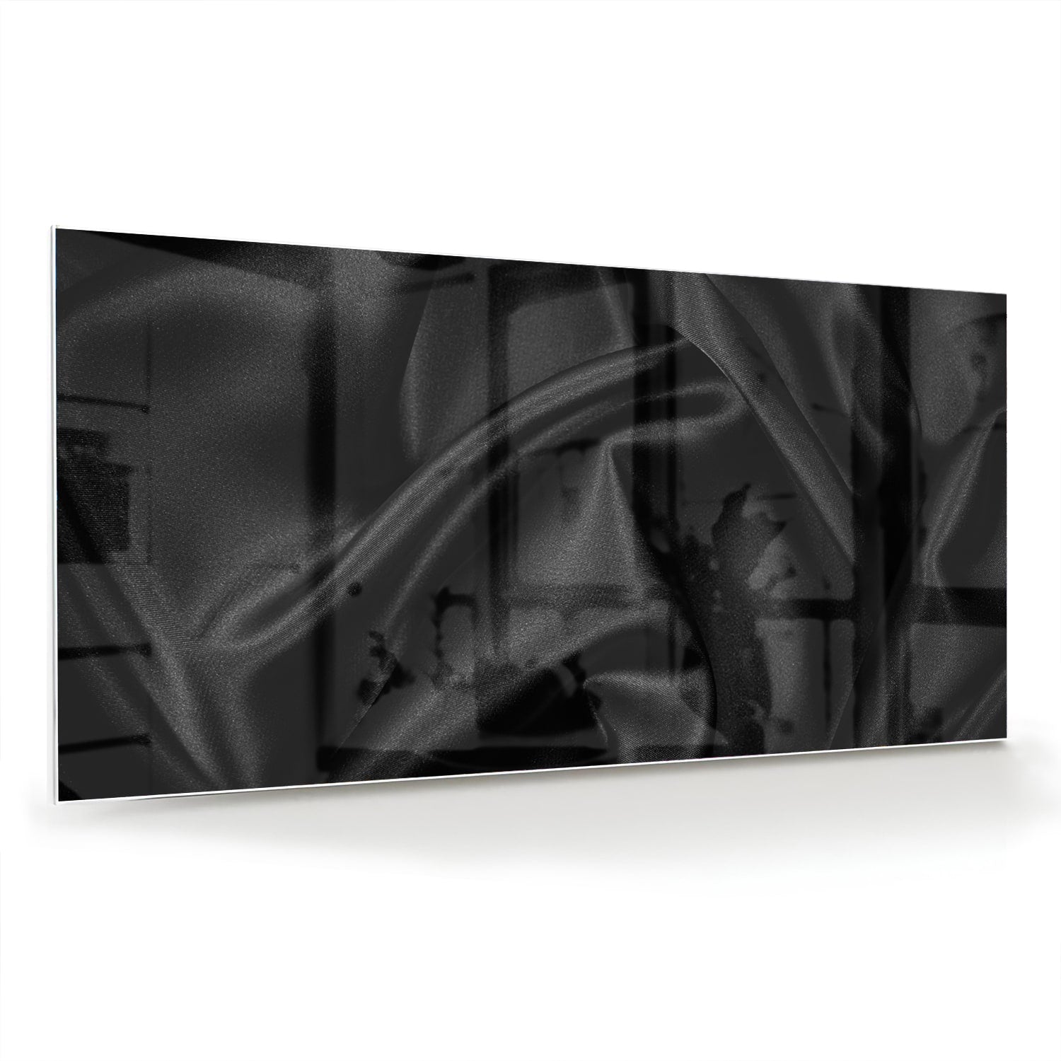 Een zwart glazen schilderij hangt aan de muur van een moderne woonkamer.