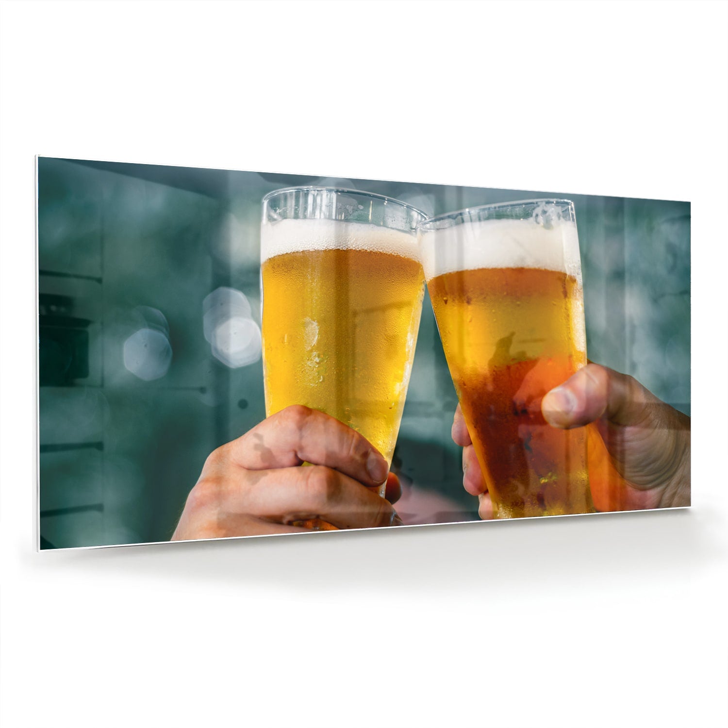 Glazen schilderij van twee glazen bier die aan elkaar getild worden in een feestelijke setting.