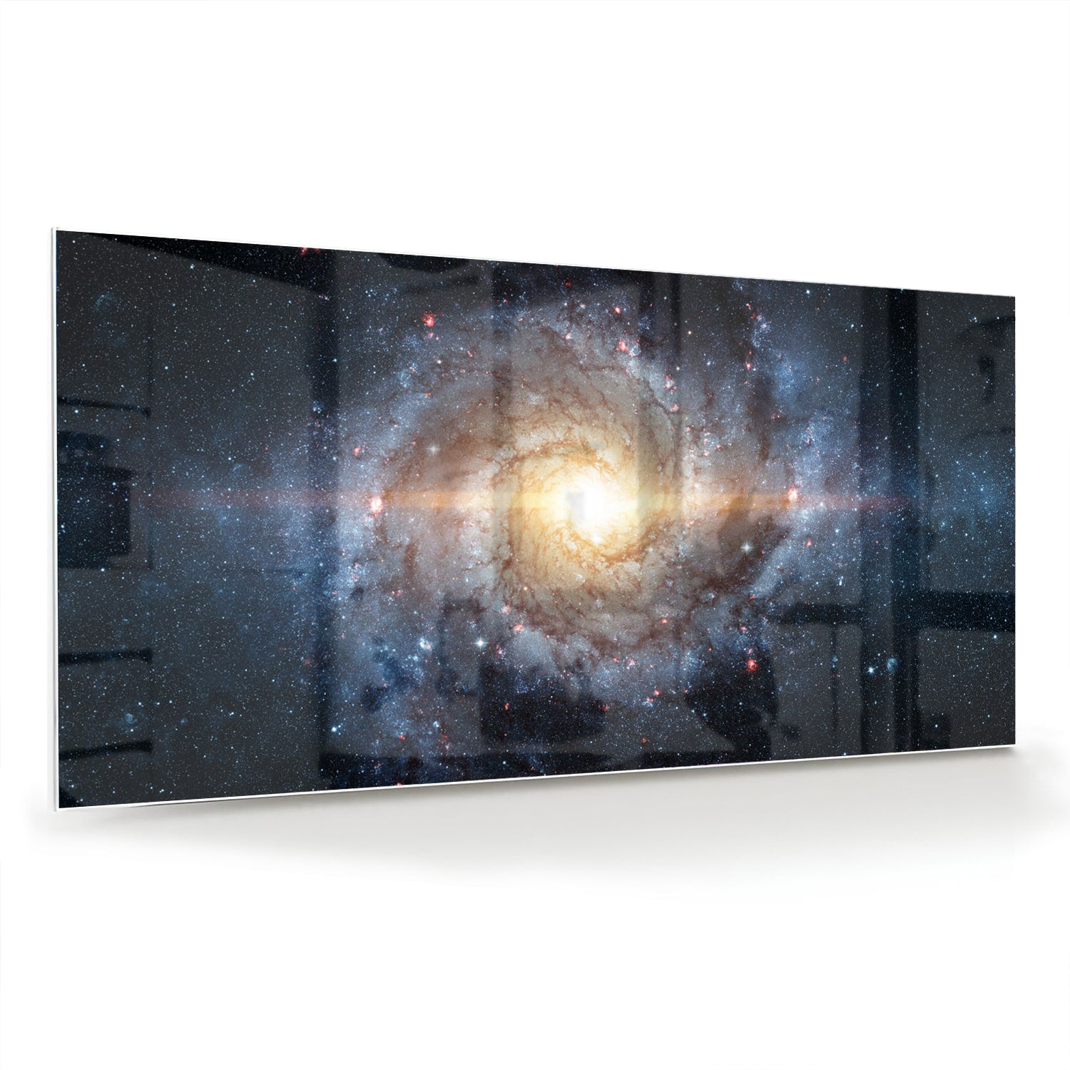 Glazen schilderij van een sterrenstelsel aan de muur in een lichte woonkamer.
