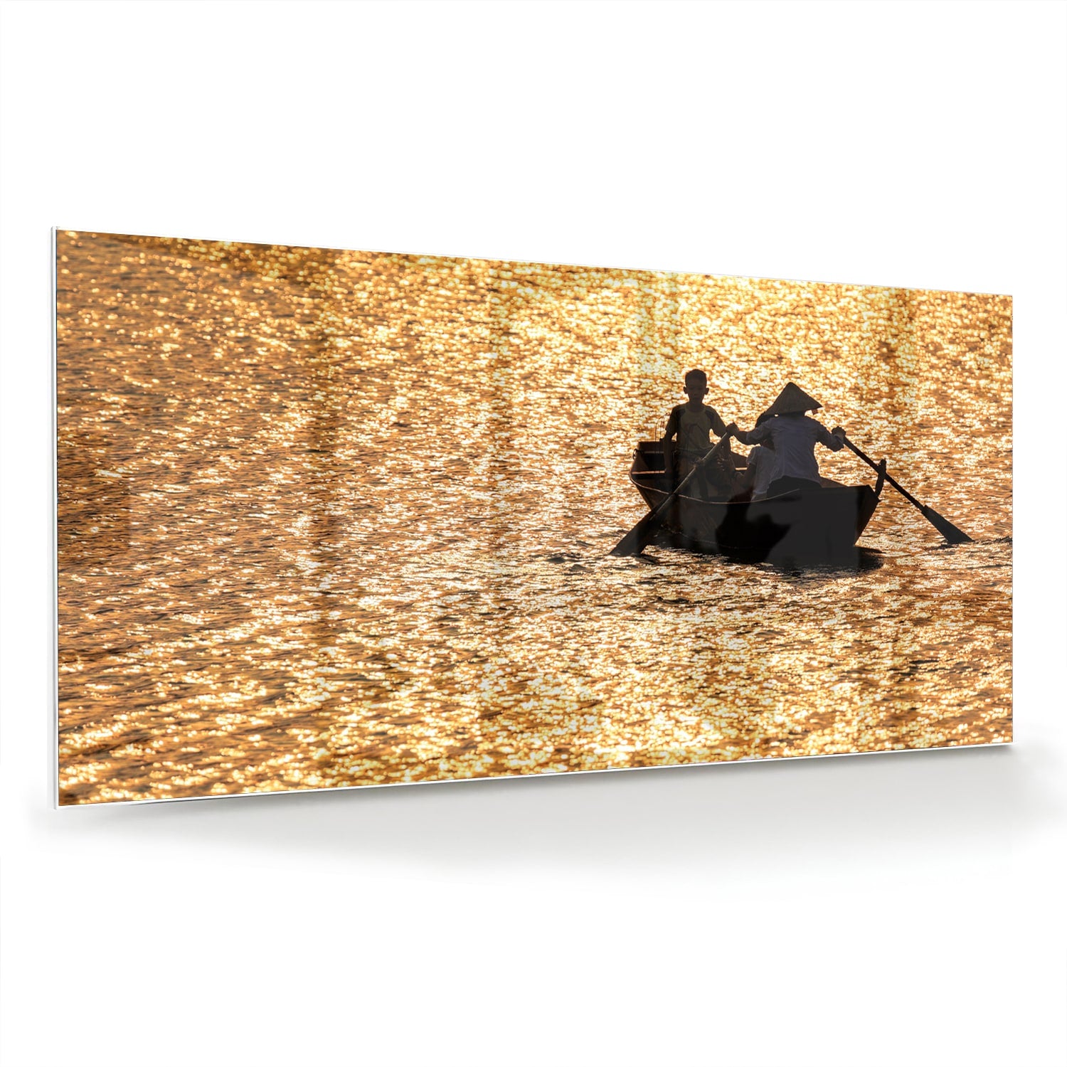 Glazen schilderij van een roeiboot op glinsterend, gouden water