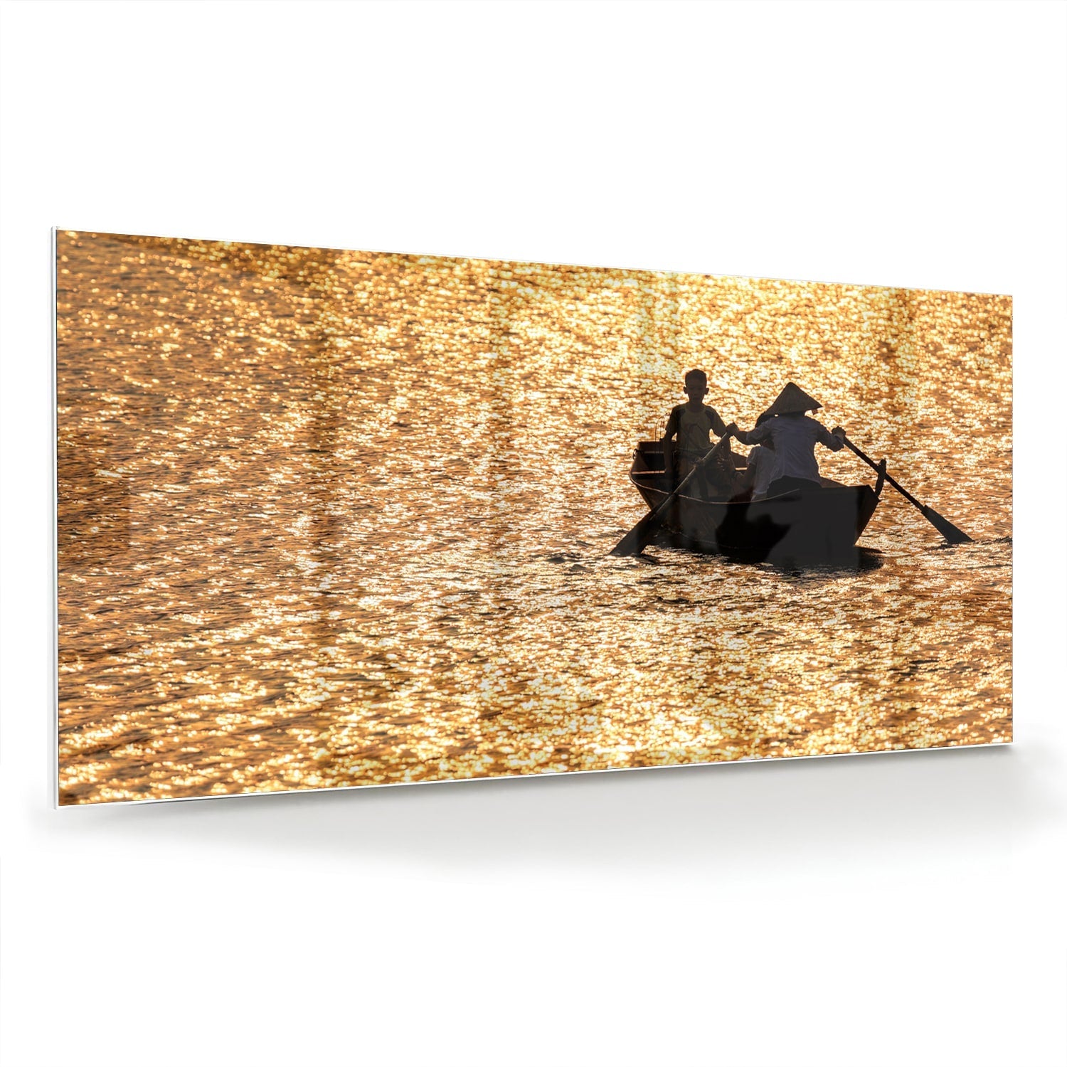 Glazen schilderij van een roeiboot op glinsterend, gouden water