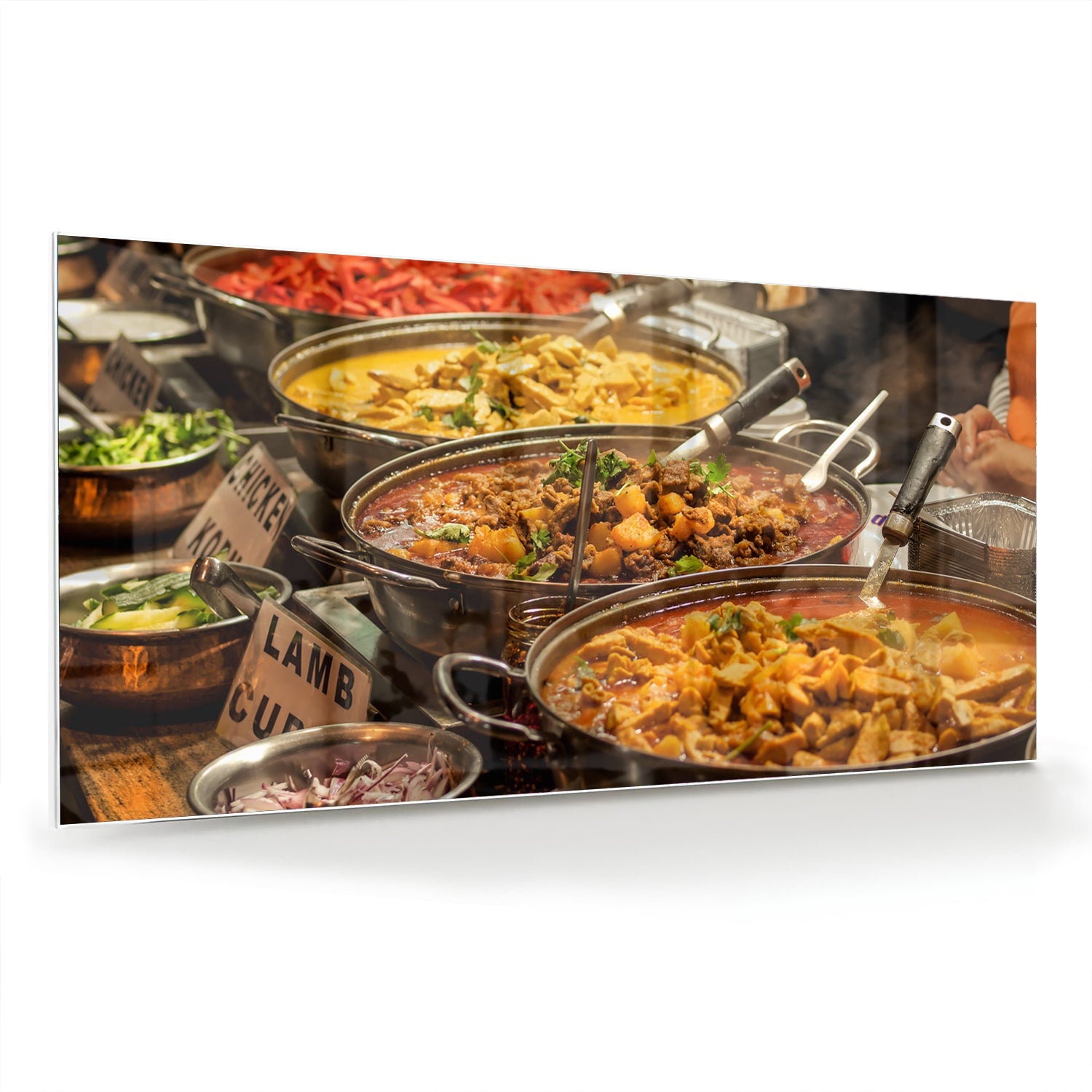 Glazen schilderij met een kleurrijke selectie van Indiaas eten, waaronder lamsvlees en groenten.