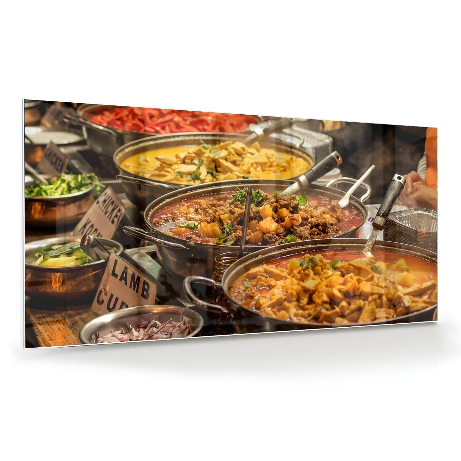 Glazen schilderij met een kleurrijke selectie van Indiaas eten, waaronder lamsvlees en groenten.