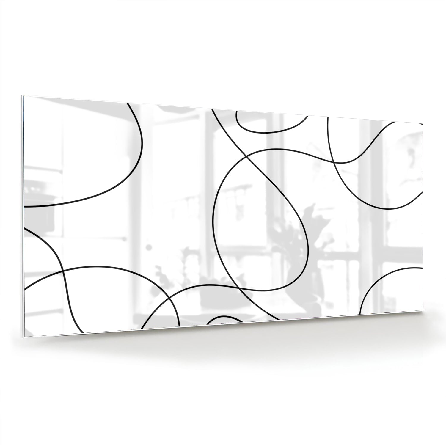 Glazen schilderij met elegante zwarte lijnen in een moderne woonkamer.