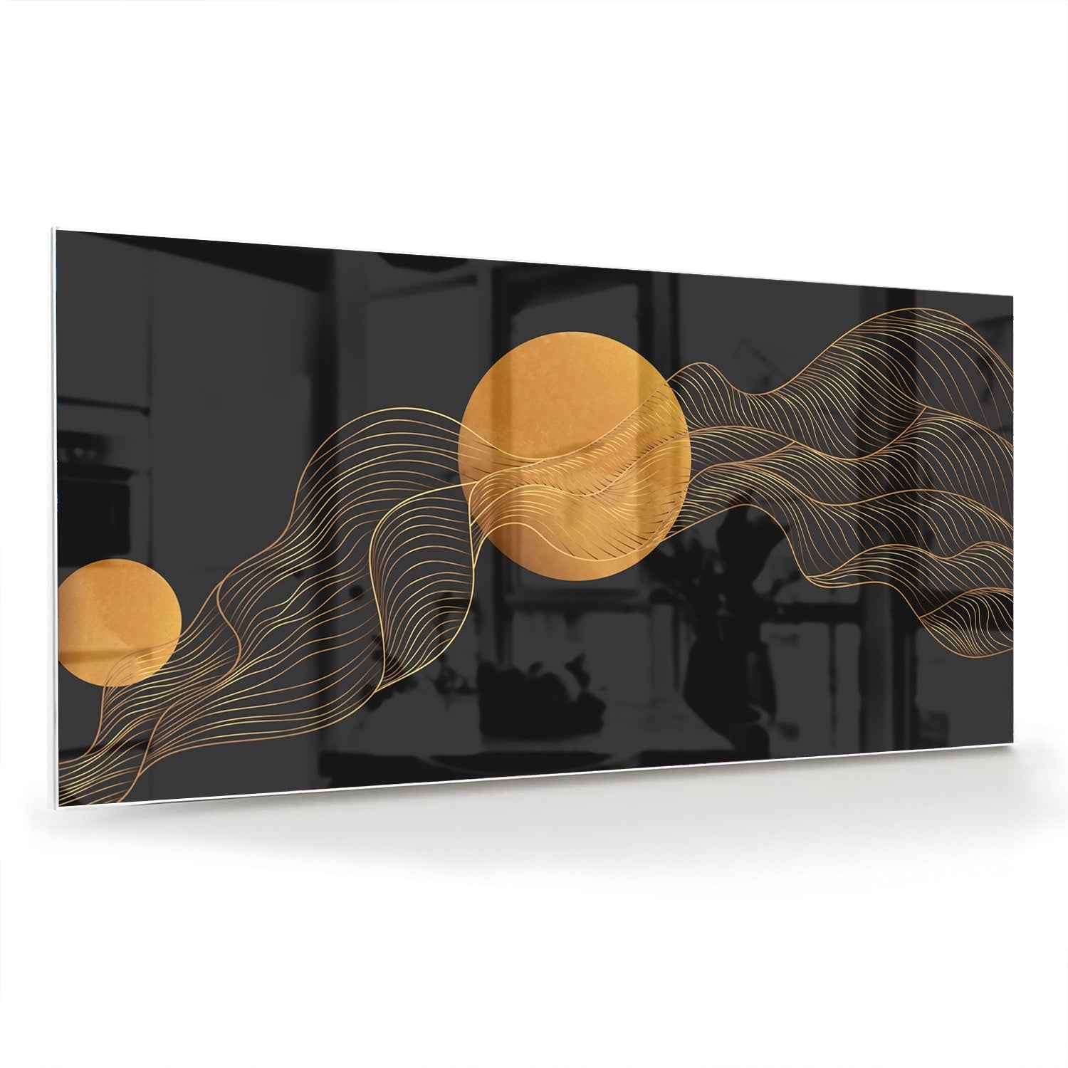 Abstract glas schilderij met een gouden zon en golvende lijnen op een zwarte achtergrond.