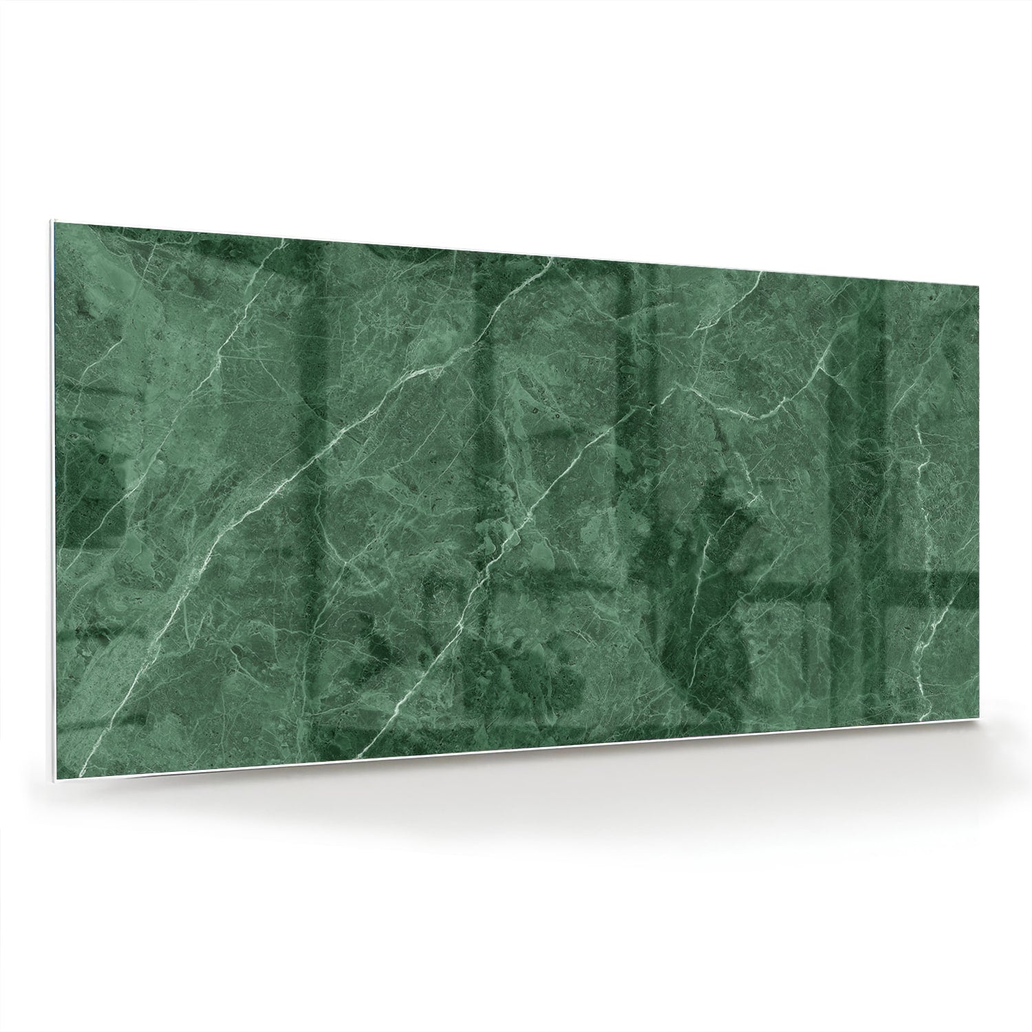 Groen glazen schilderij met marmerpatroon aan de muur.