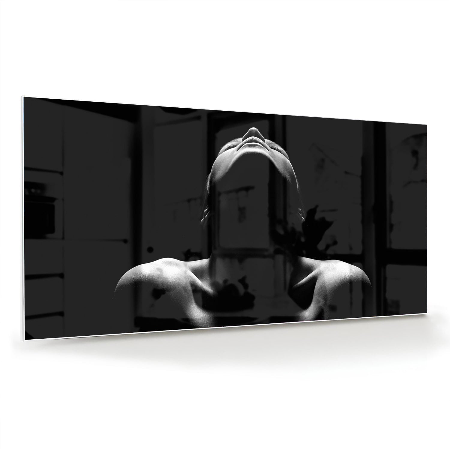 Zwart-wit glazen schilderij met vrouwelijke figuren aan de muur.