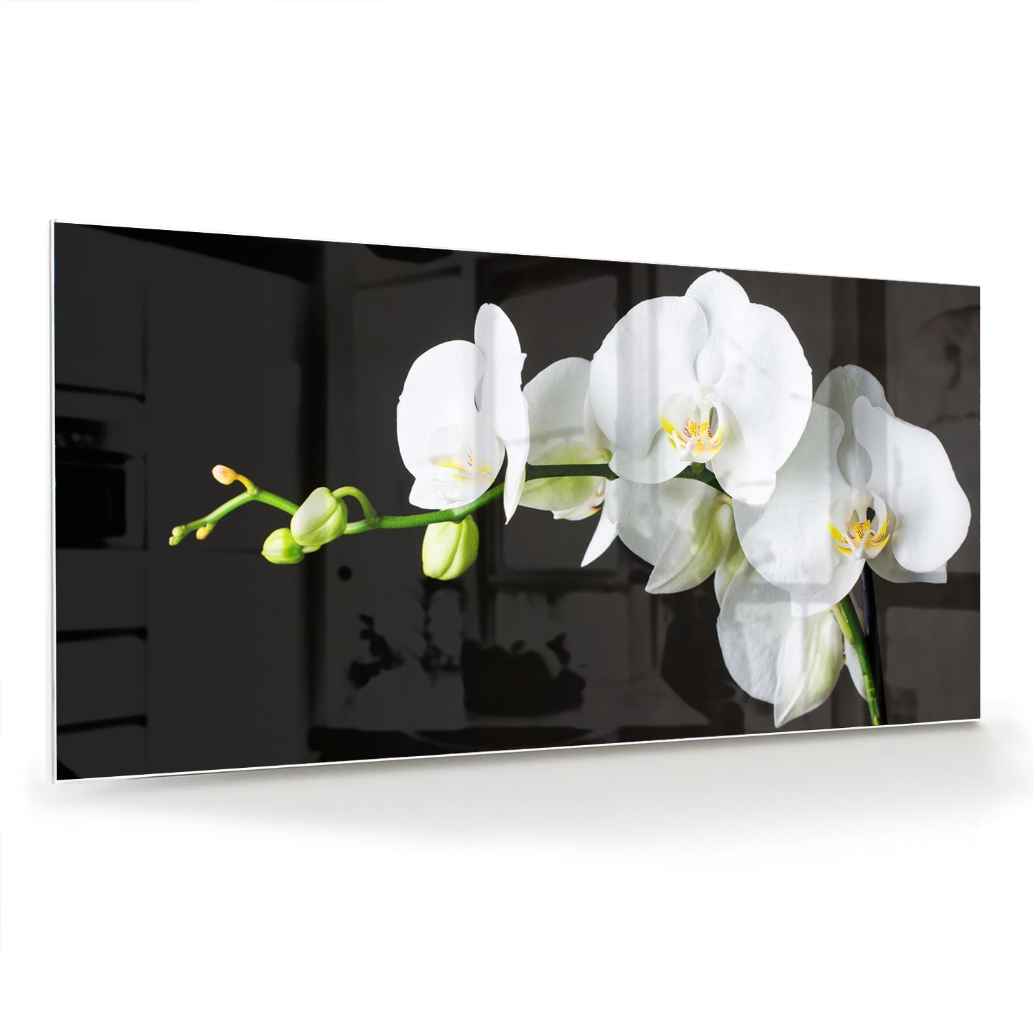 Glazen schilderij van witte orchideen op een zwarte achtergrond