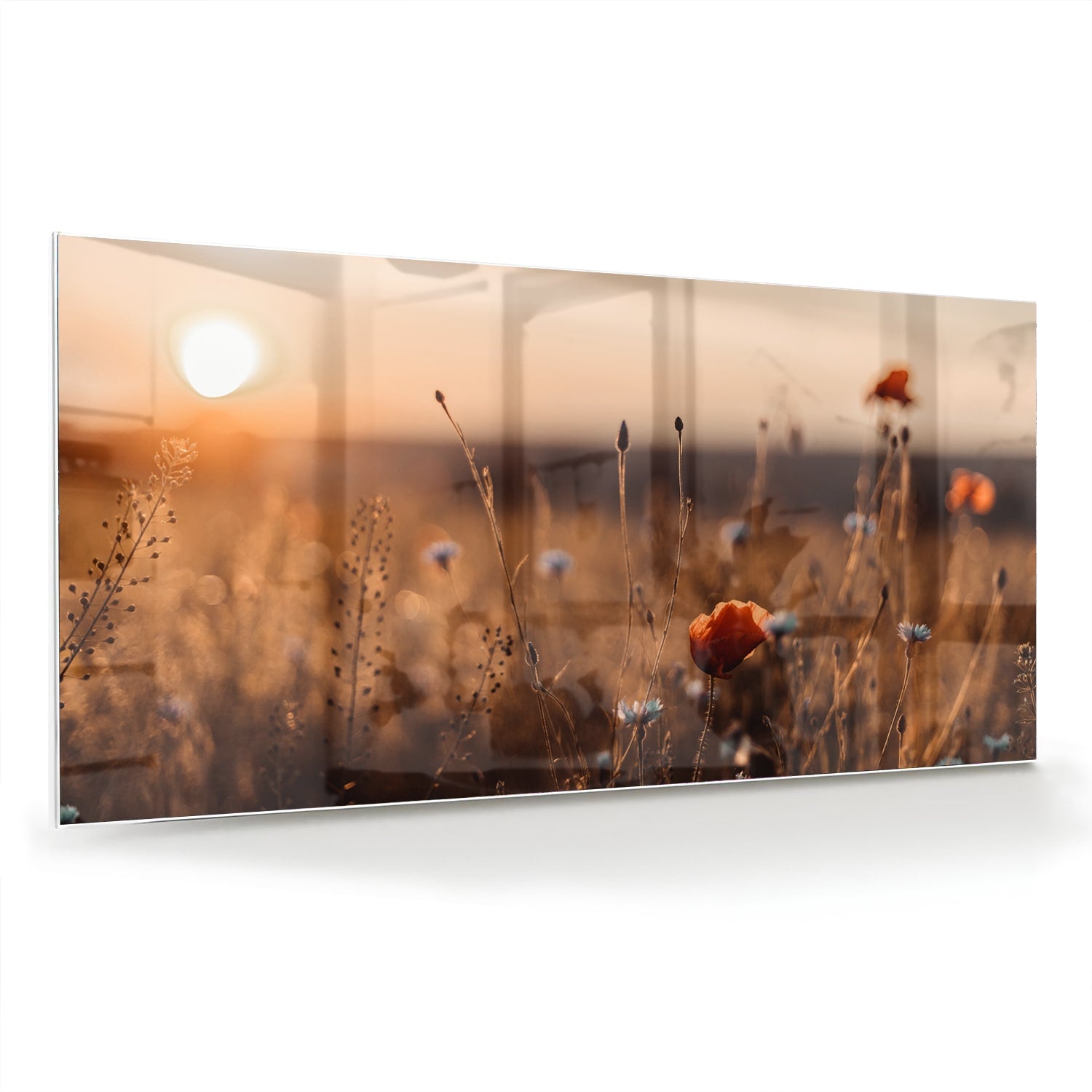Glazen schilderij van een poppy veld bij zonsondergang, met warme kleuren.