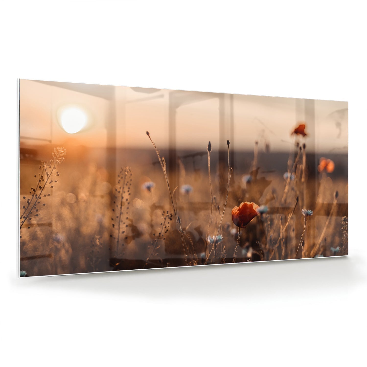 Glazen schilderij van een poppy veld bij zonsondergang, met warme kleuren.