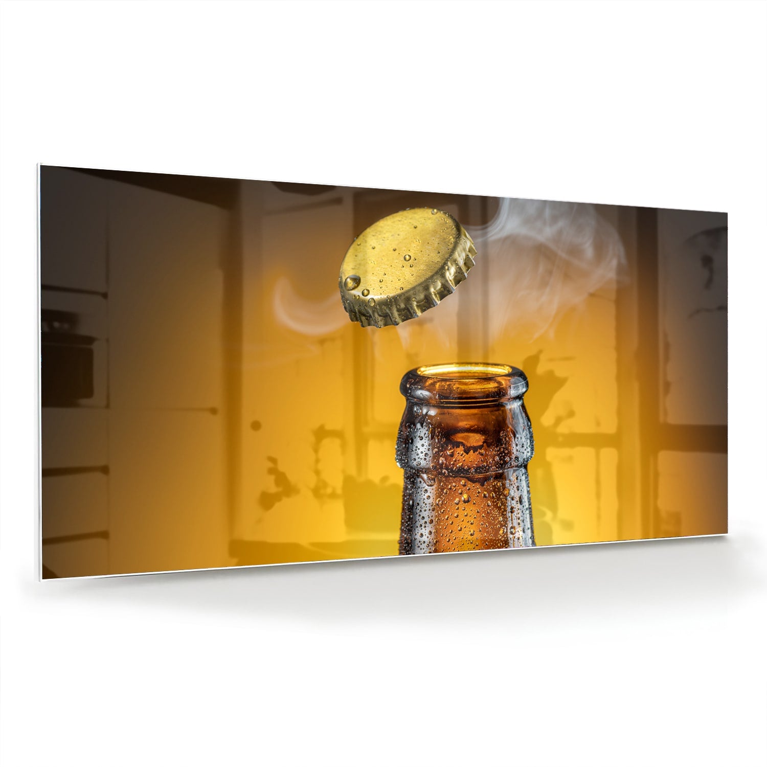 Glazen schilderij van een fles met een oppoppende dop op een warme achtergrond.