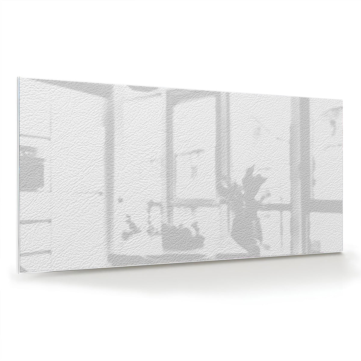 Een minimalistisch glazen schilderij met subtiele raamreflectie in een moderne woonkamer.