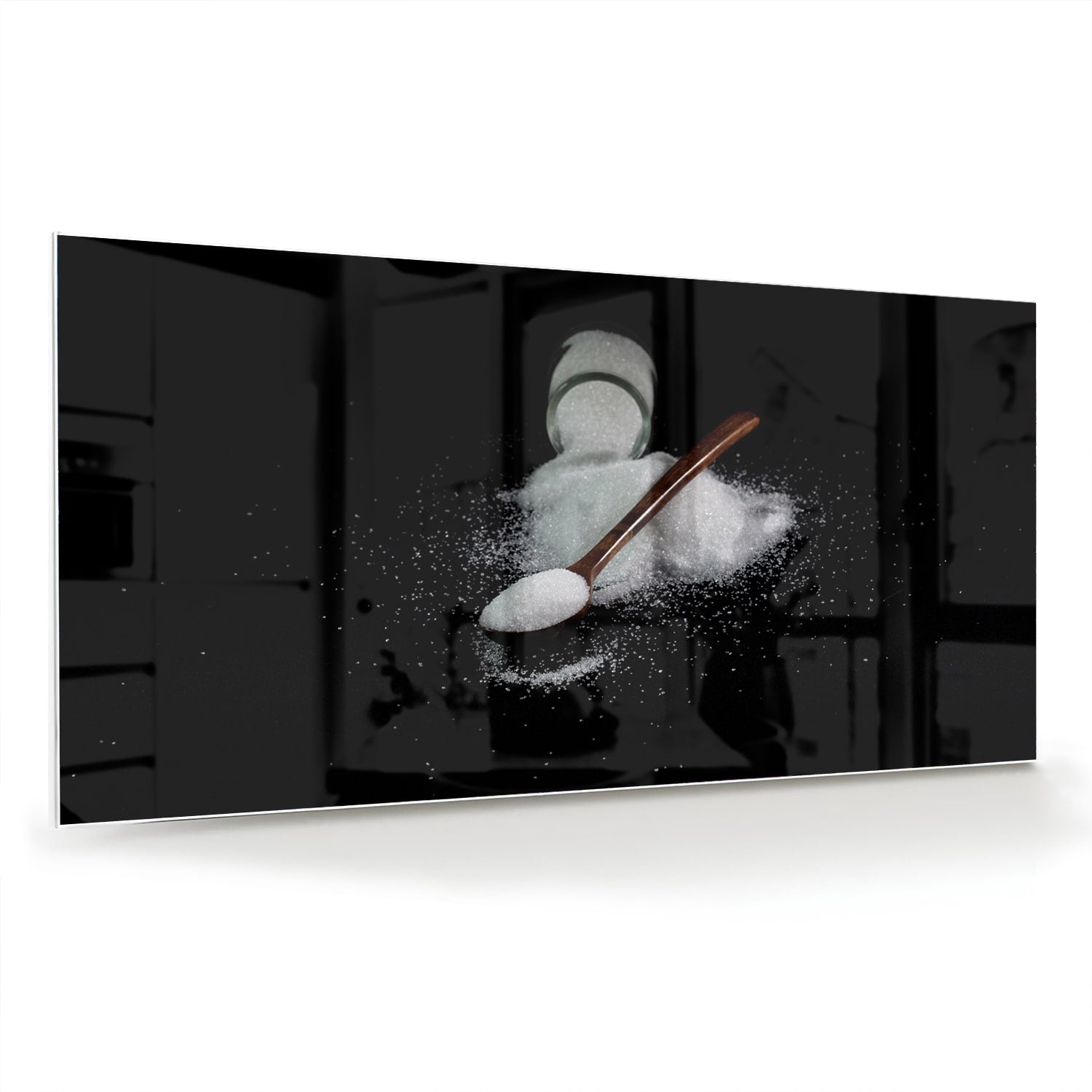 Een glazen schilderij met zout en een lepel op een zwarte achtergrond, ideaal voor keukeninrichting.