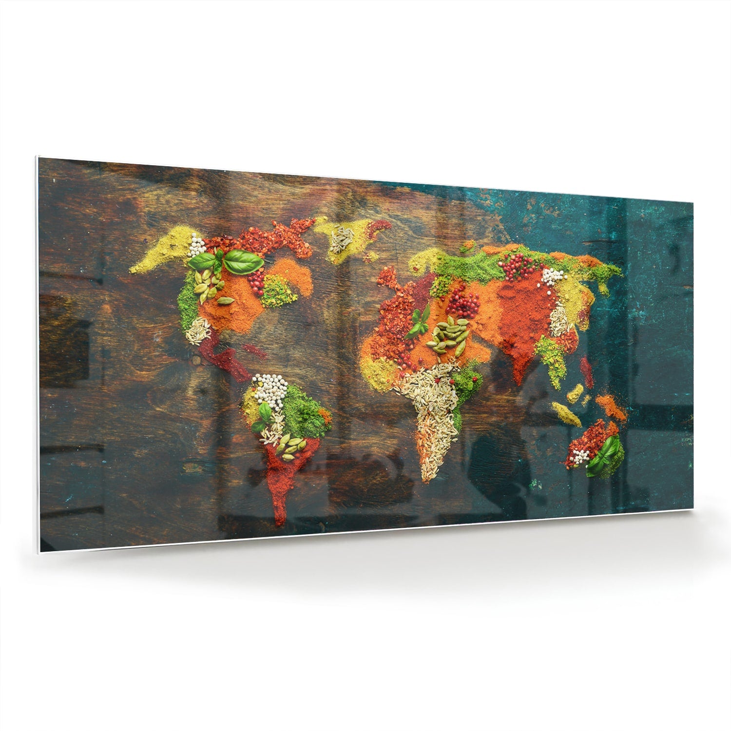 Kleurrijke glazen schilderij van een wereldkaart in een moderne woonkamer.