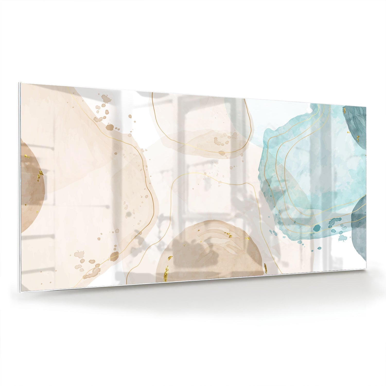 Elegante glazen schilderij met aqua en gouden tinten aan de muur.