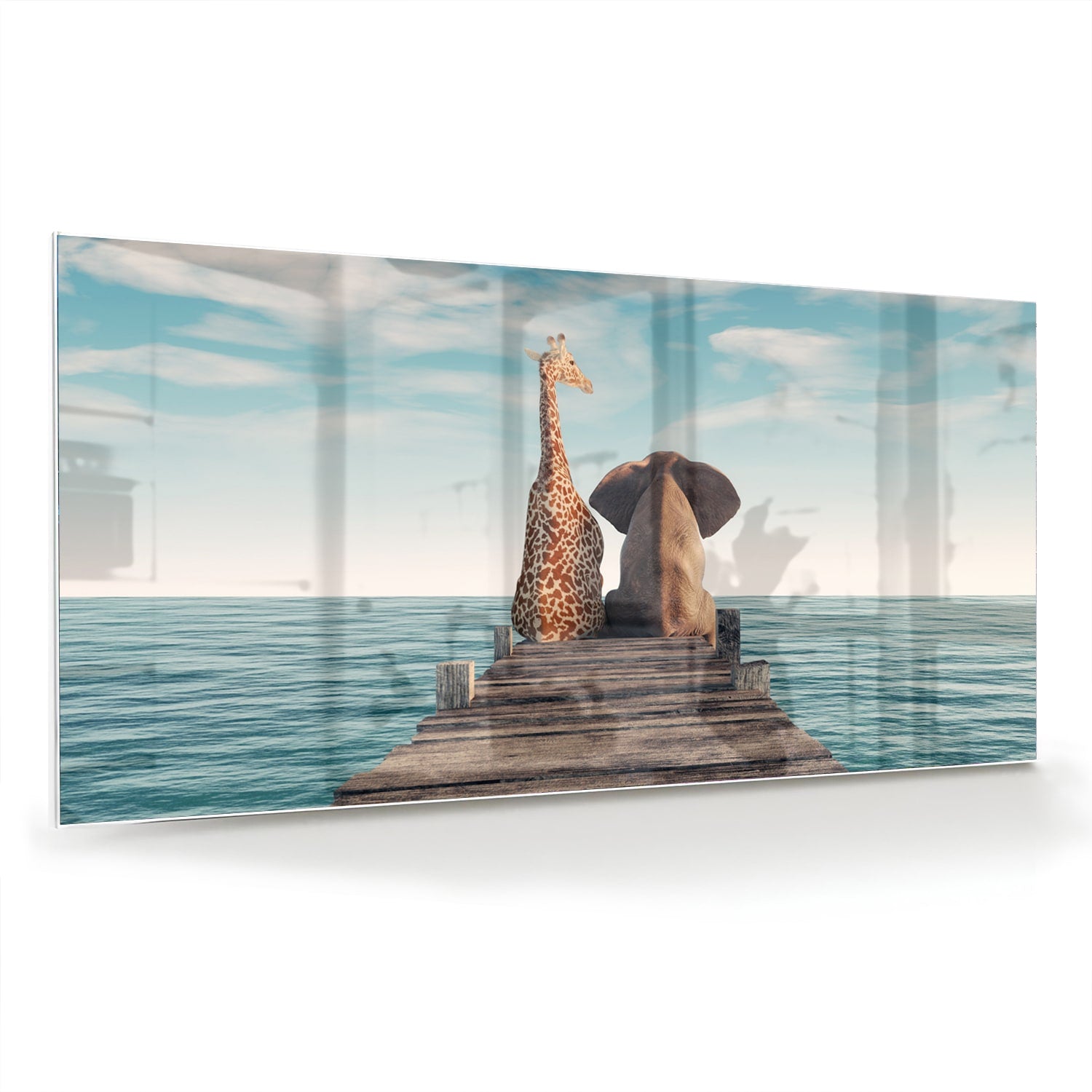 Glazen schilderij van een giraffe en olifant op een houten pier met zee op de achtergrond.