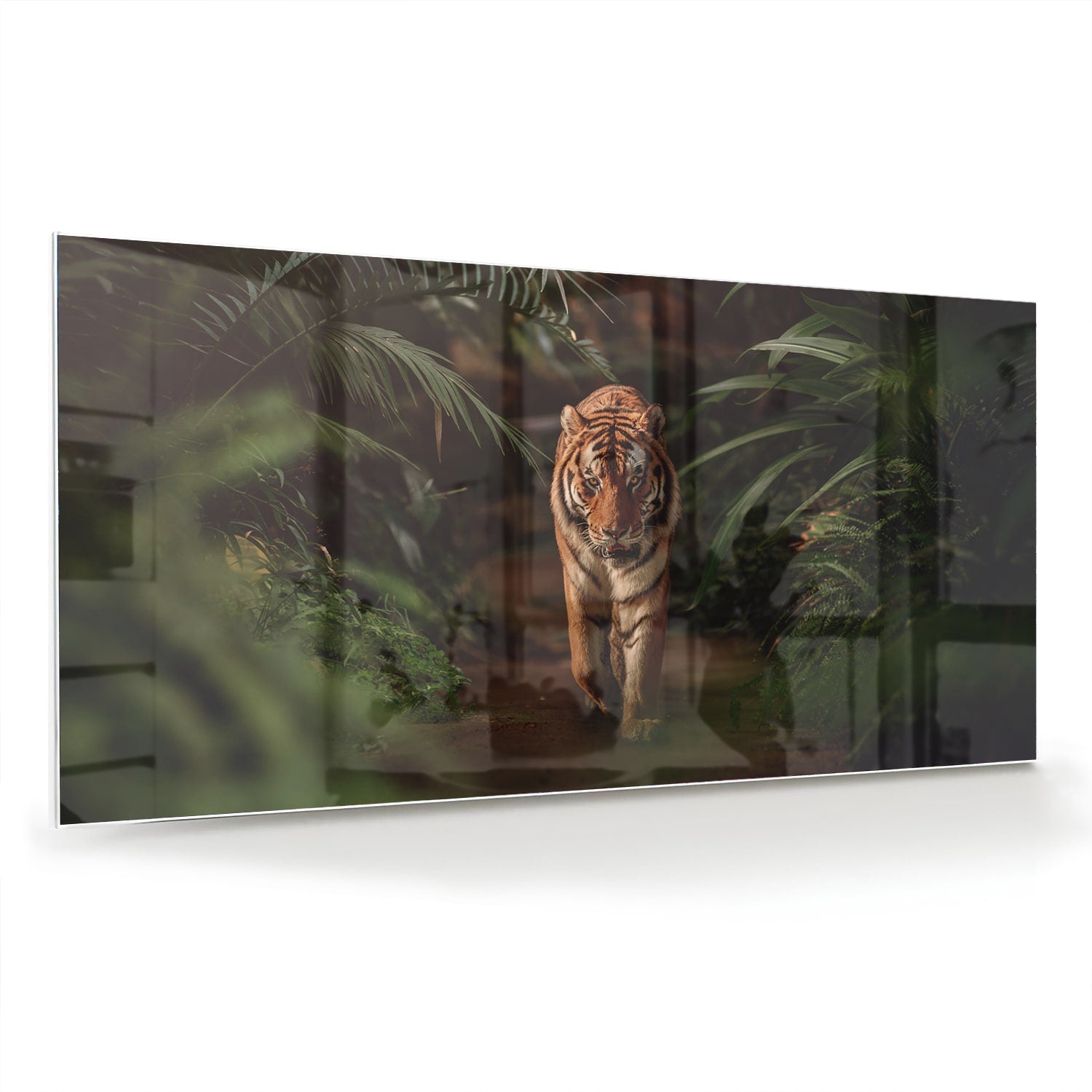 Glazen schilderij van een tijger in de jungle met groene bladeren.
