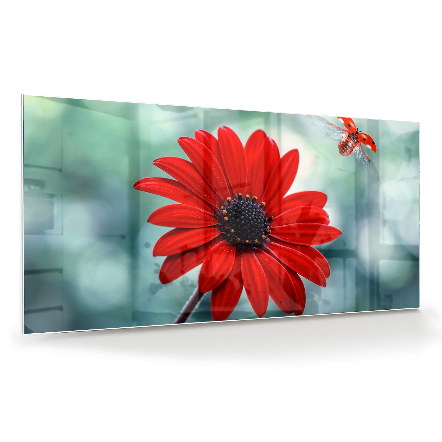 Glazen schilderij van een felrode dandelion tegen een zachte groene achtergrond.