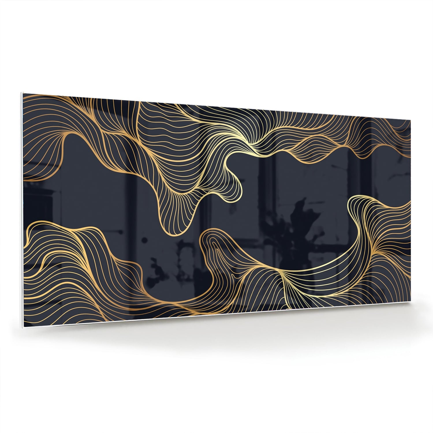 Glazen schilderij met gouden lijnen tegen een donkerblauwe achtergrond in een moderne woonkamer.