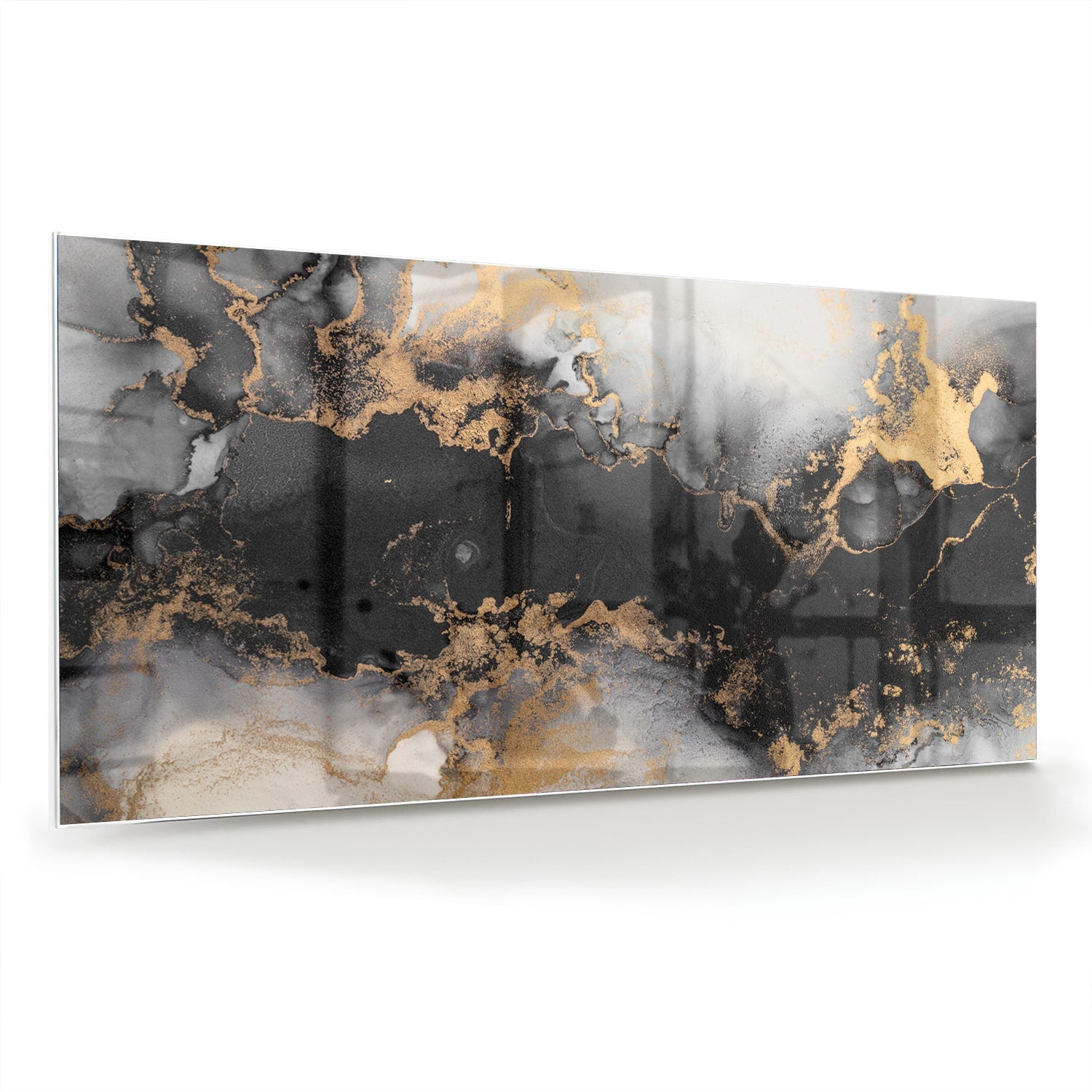 Glazen schilderij met zwarte en gouden abstracte patronen aan de muur boven een houten kast.