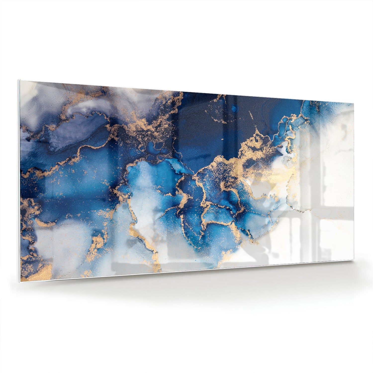 Prachtig glazen schilderij met blauwe en gouden patronen aan de muur.