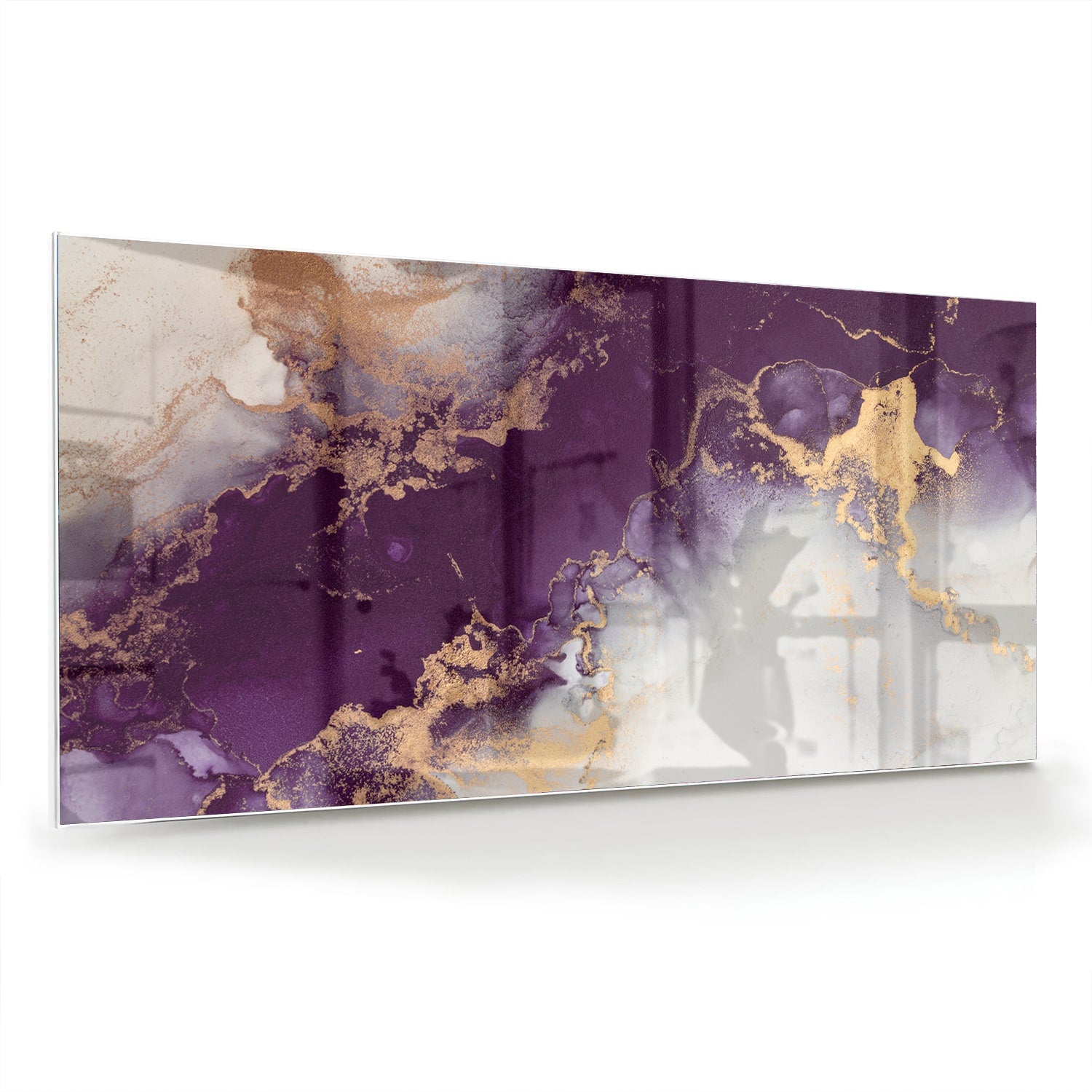Een elegant paarse glazen schilderij met gouden accenten aan een muur in moderne woonkamer.