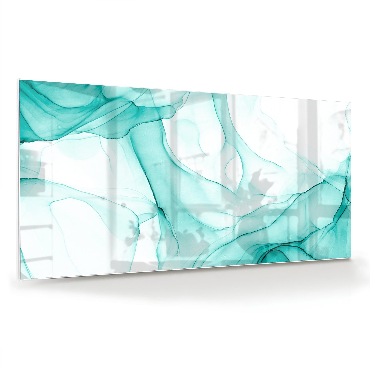 Lichtblauw abstract glazen schilderij aan de muur boven een houten meubel.