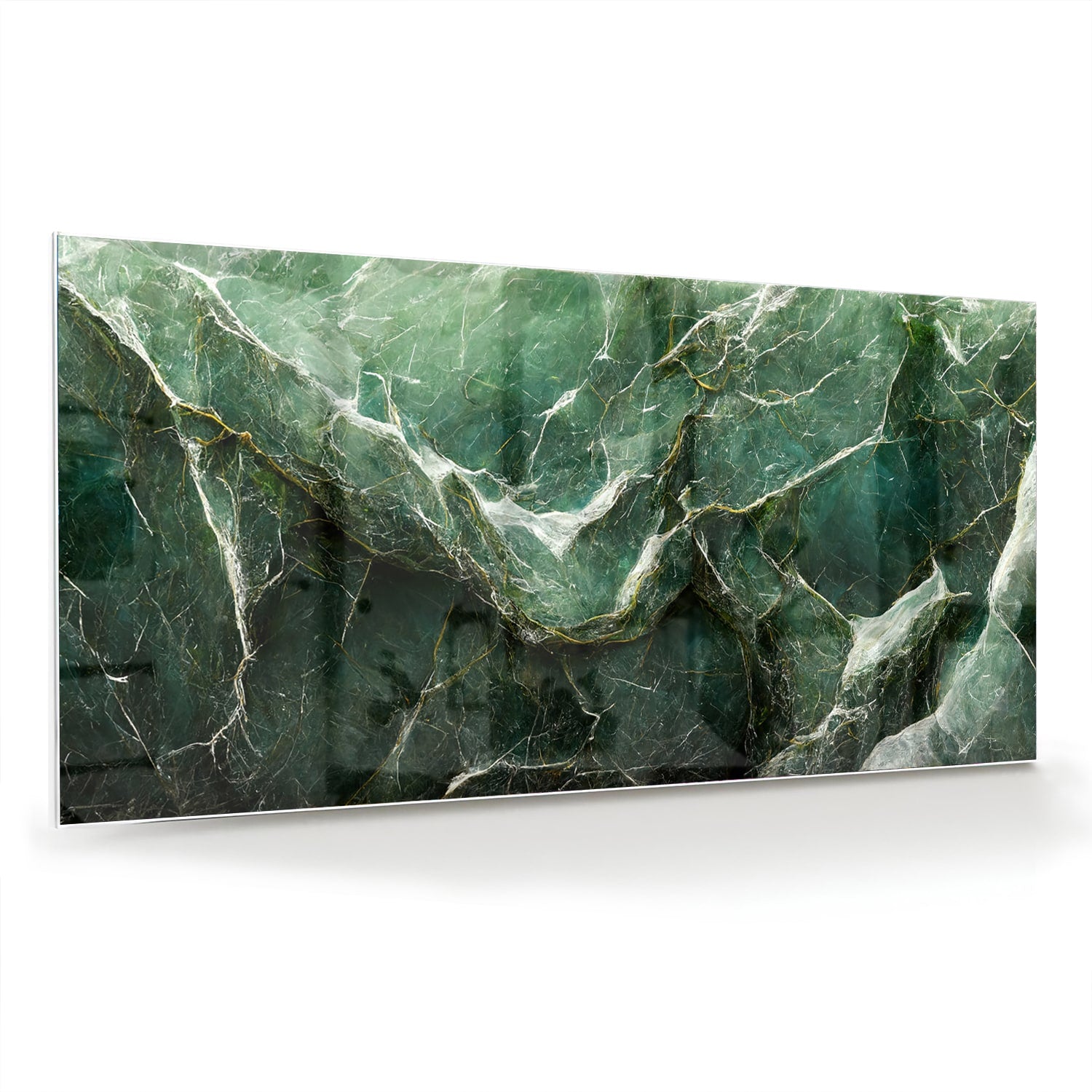 Glas schilderij met marmerpatroon in groene tinten, hangt aan de muur.