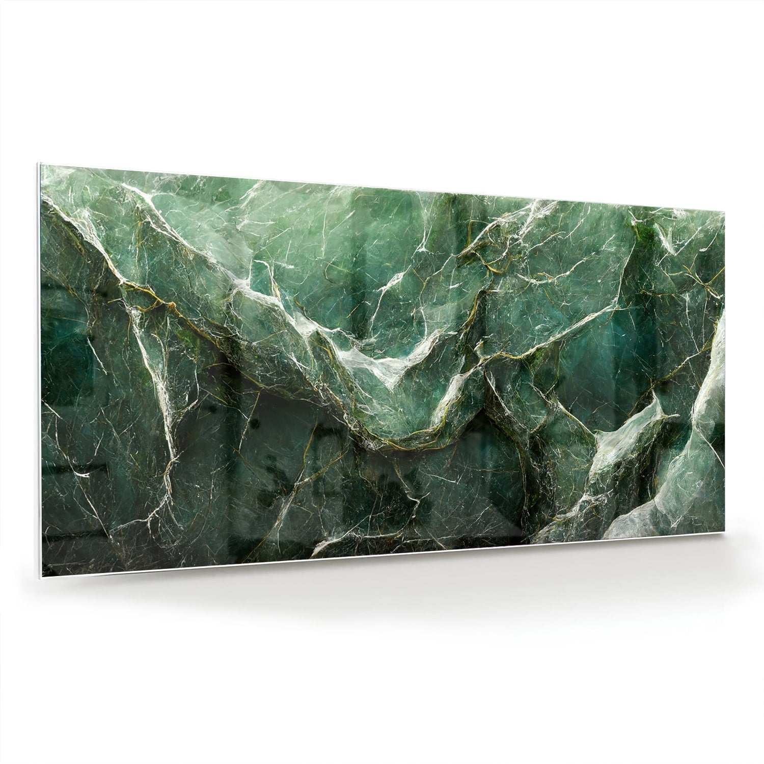 Glas schilderij met marmerpatroon in groene tinten, hangt aan de muur.