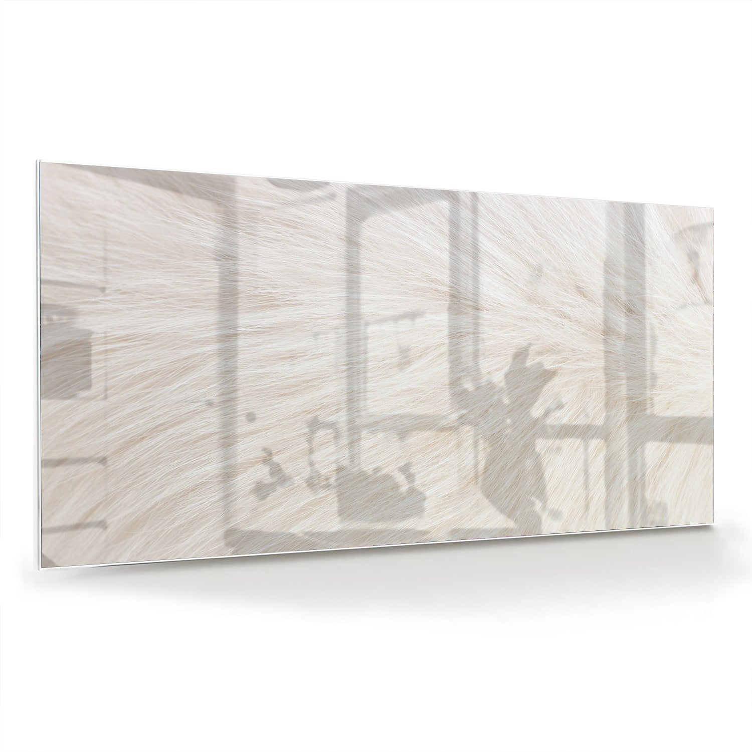 Minimalistisch glazen schilderij met een subtiel natuurthema aan de muur.