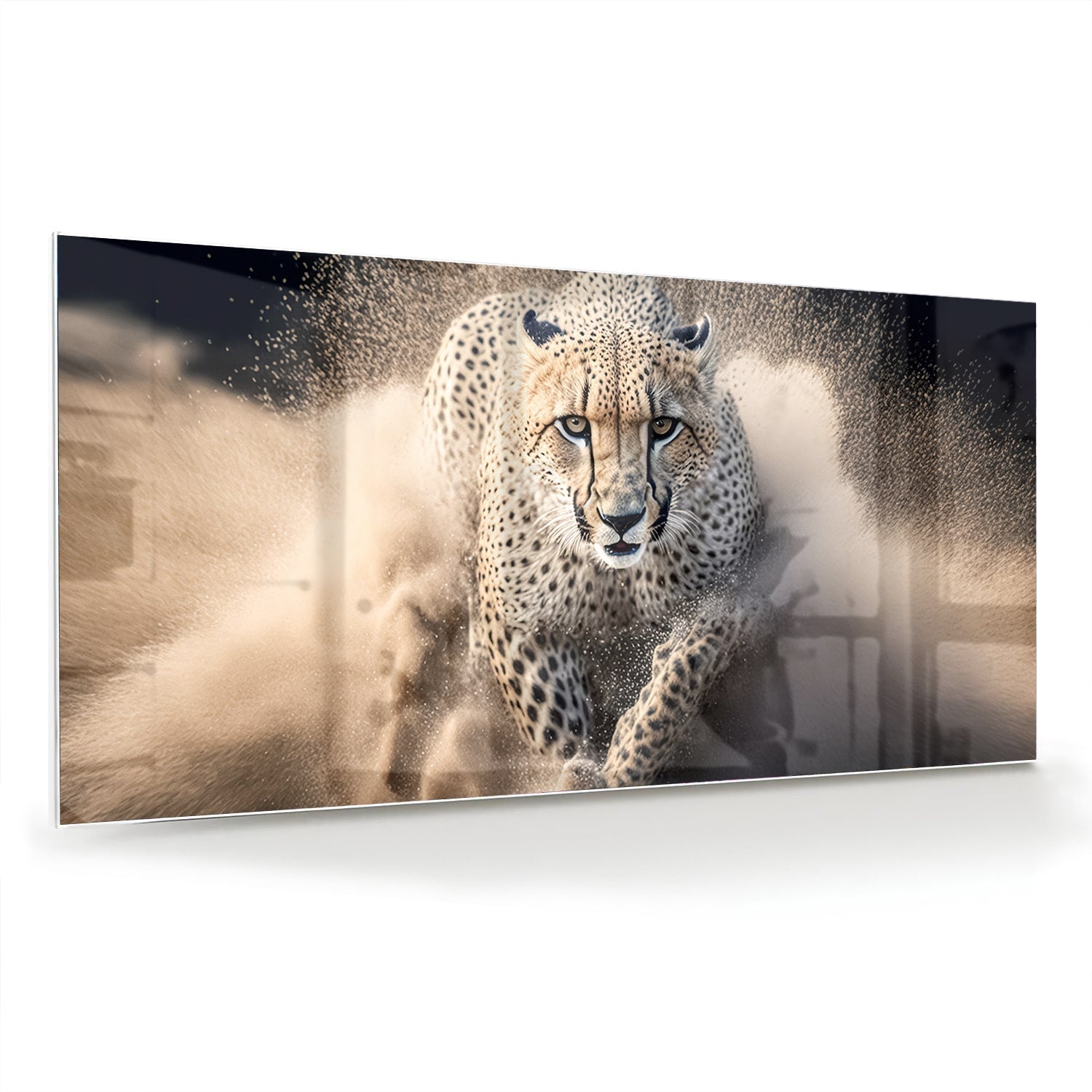 Glazen schilderij van een jachtluipaard die door zand rent in een moderne woonkamer.