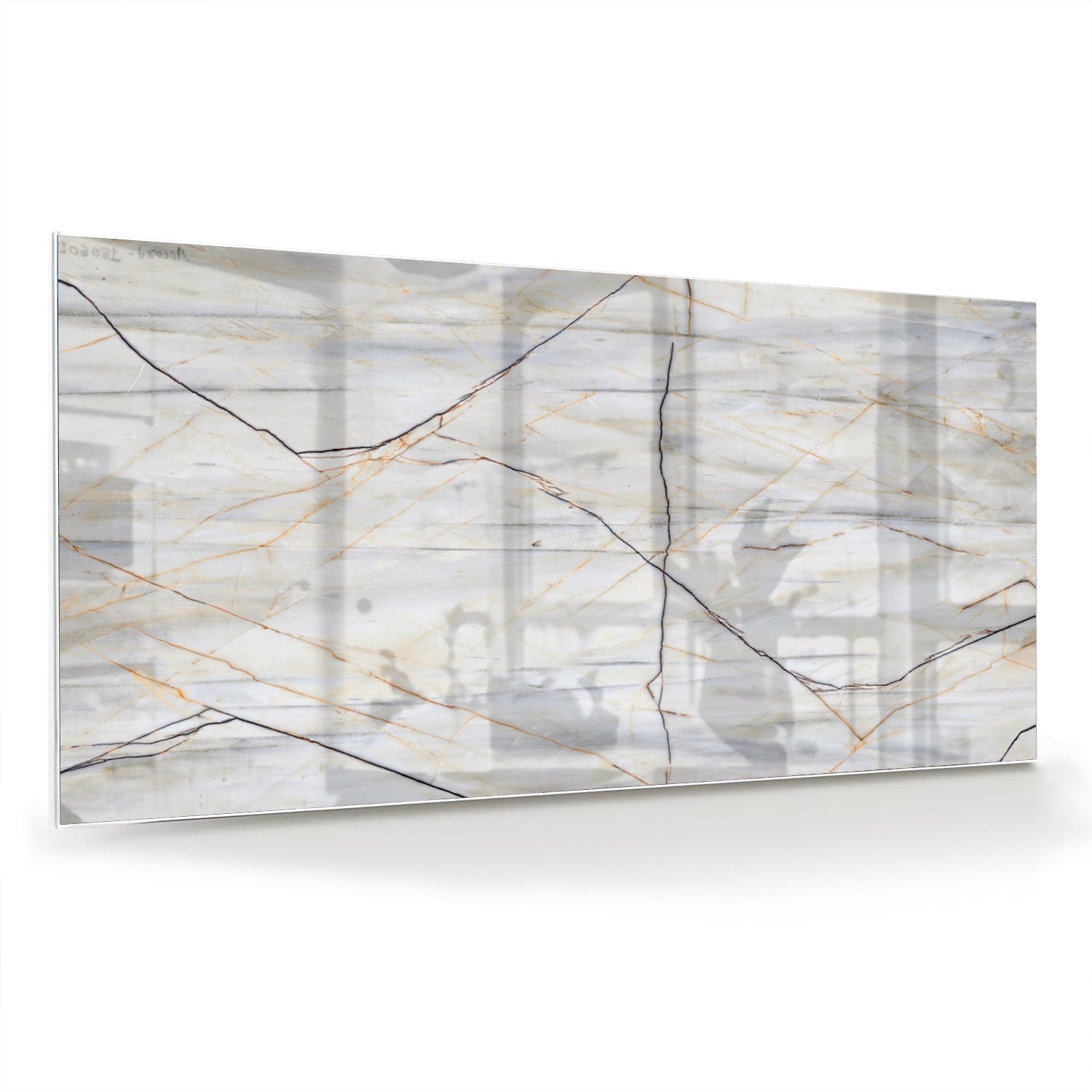 Elegante glazen schilderij met marmerpatroon en gouden lijnen in een moderne woonkamer.