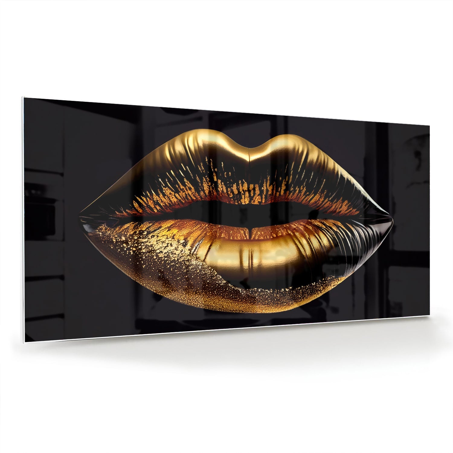 Glazen schilderij van gouden lippen tegen een lichte muur.