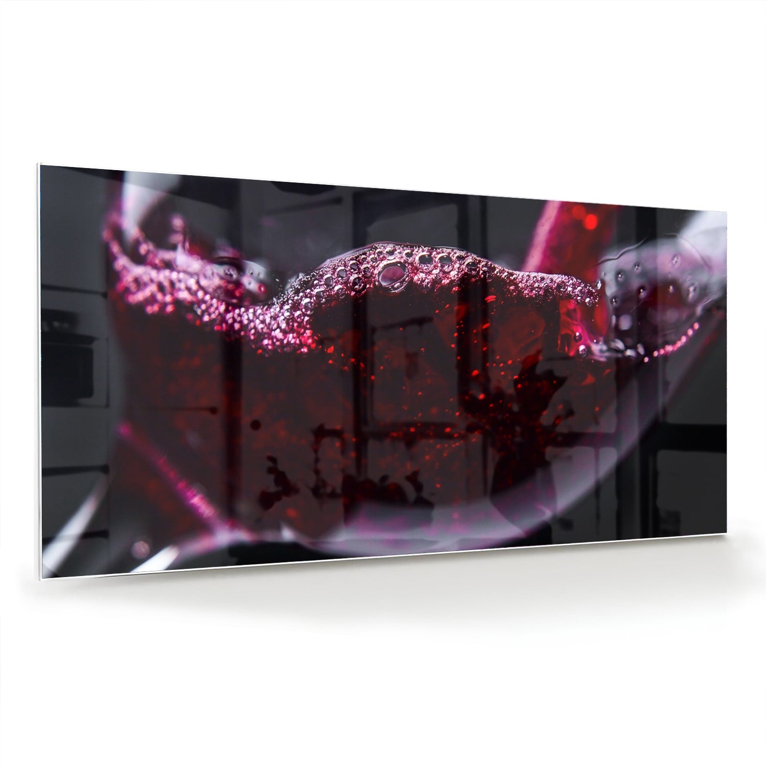 Glazen schilderij met een glas rode wijn en sprankelende druppels.